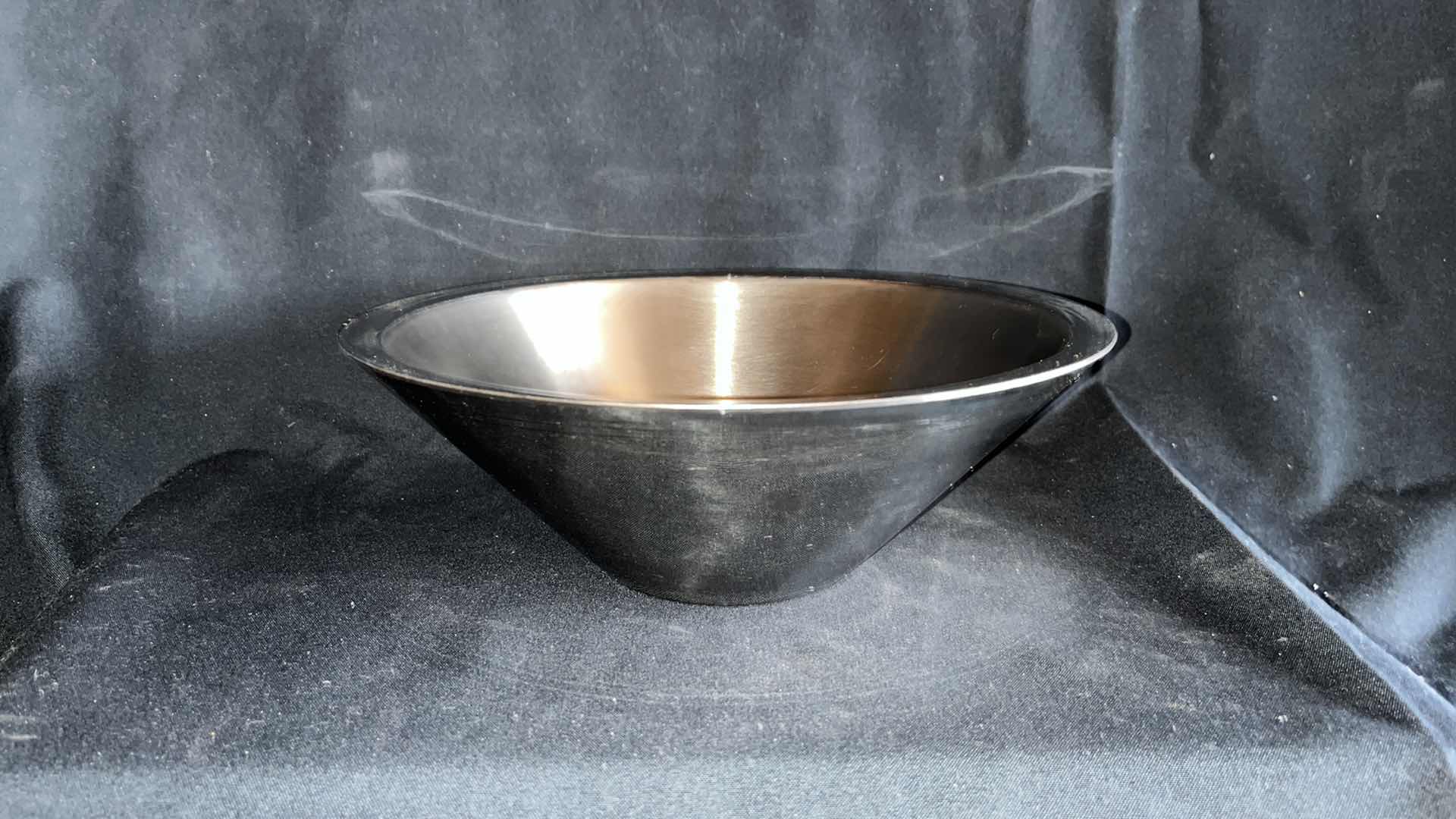 Photo 1 of VOLLRATH 46578 DOUBLE WALL CONICAL SERVING BOWL 2.8 QT (1)