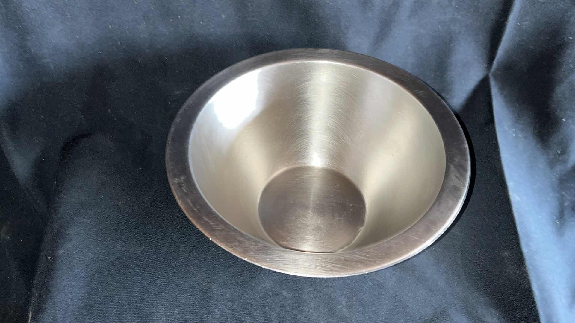 Photo 2 of VOLLRATH 46577 DOUBLE WALL CONICAL SERVING BOWL 2.5 QT (1)