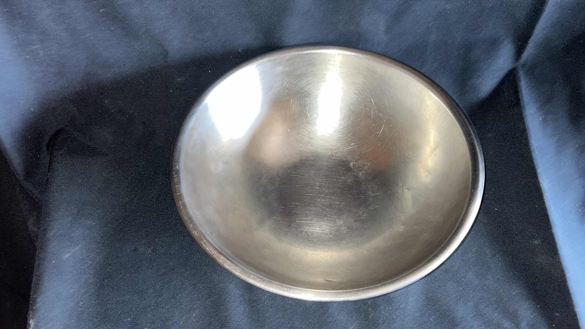 Photo 2 of STAINLESS STEEL MIXING BOWL 9” X 3” (3)