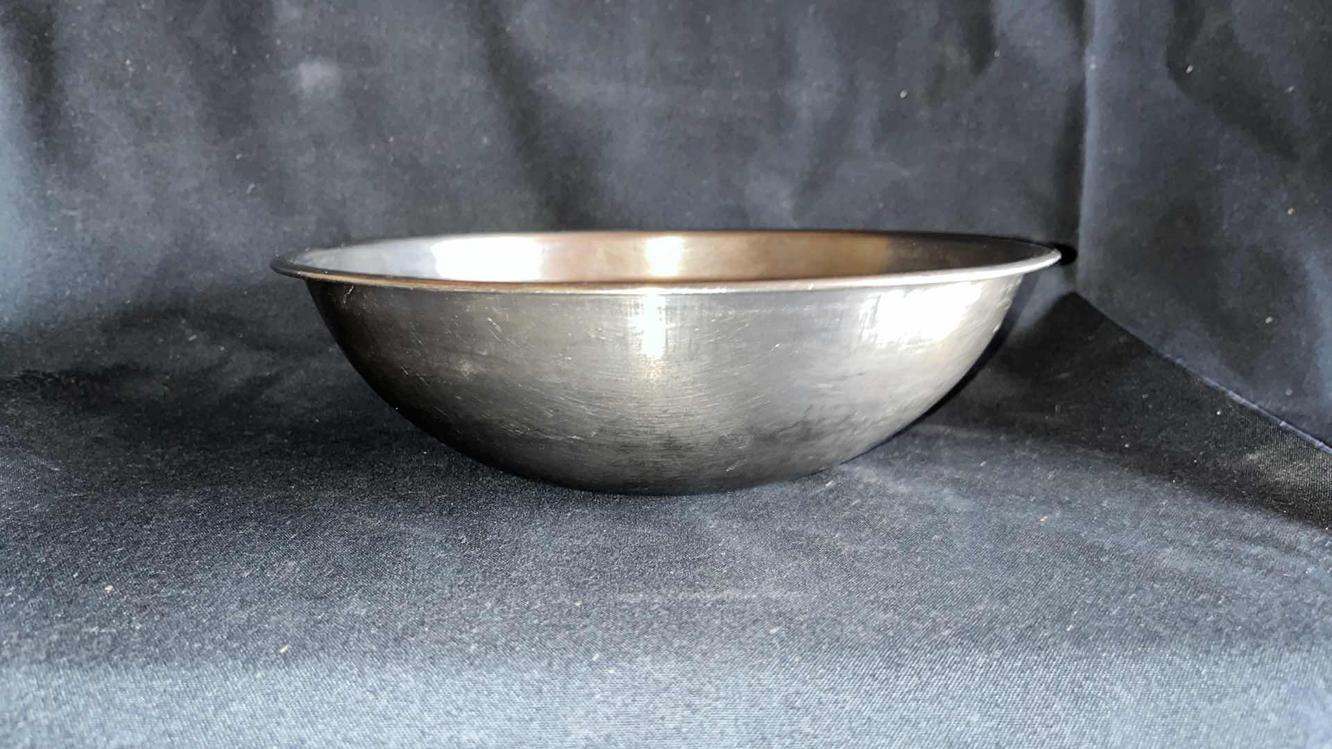 Photo 1 of STAINLESS STEEL MIXING BOWL 9” X 3” (3)