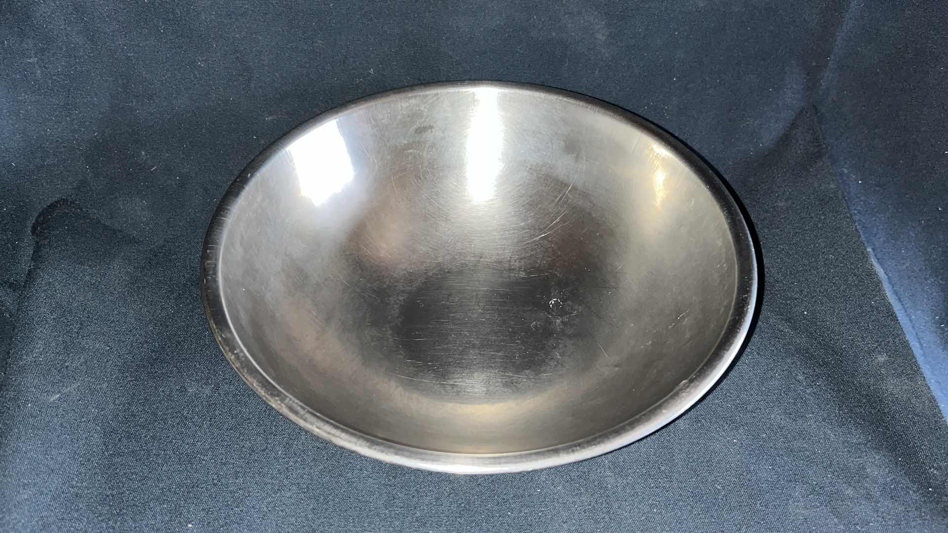 Photo 2 of STAINLESS STEEL MIXING BOWL 9” X 3” (3)
