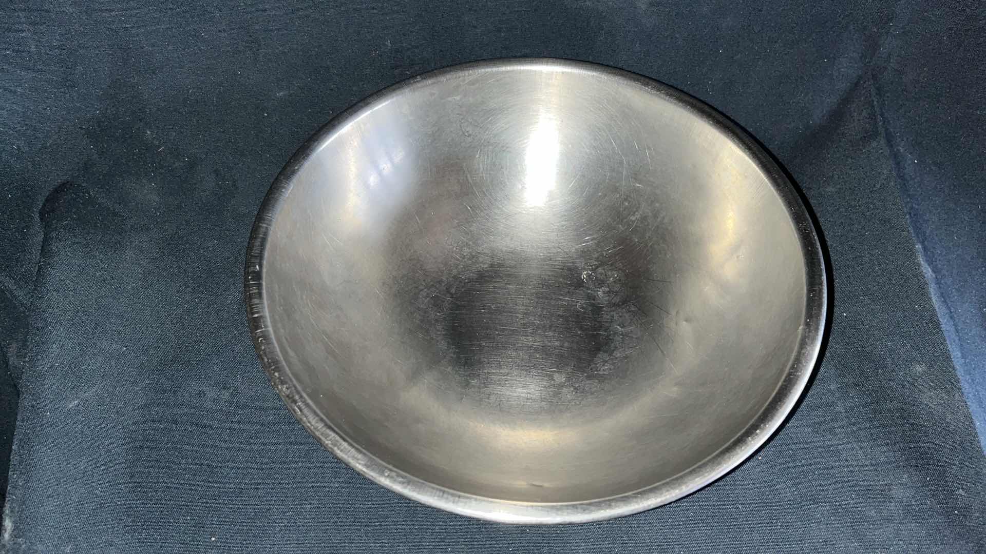 Photo 2 of STAINLESS STEEL MIXING BOWL 9” X 3” (3)