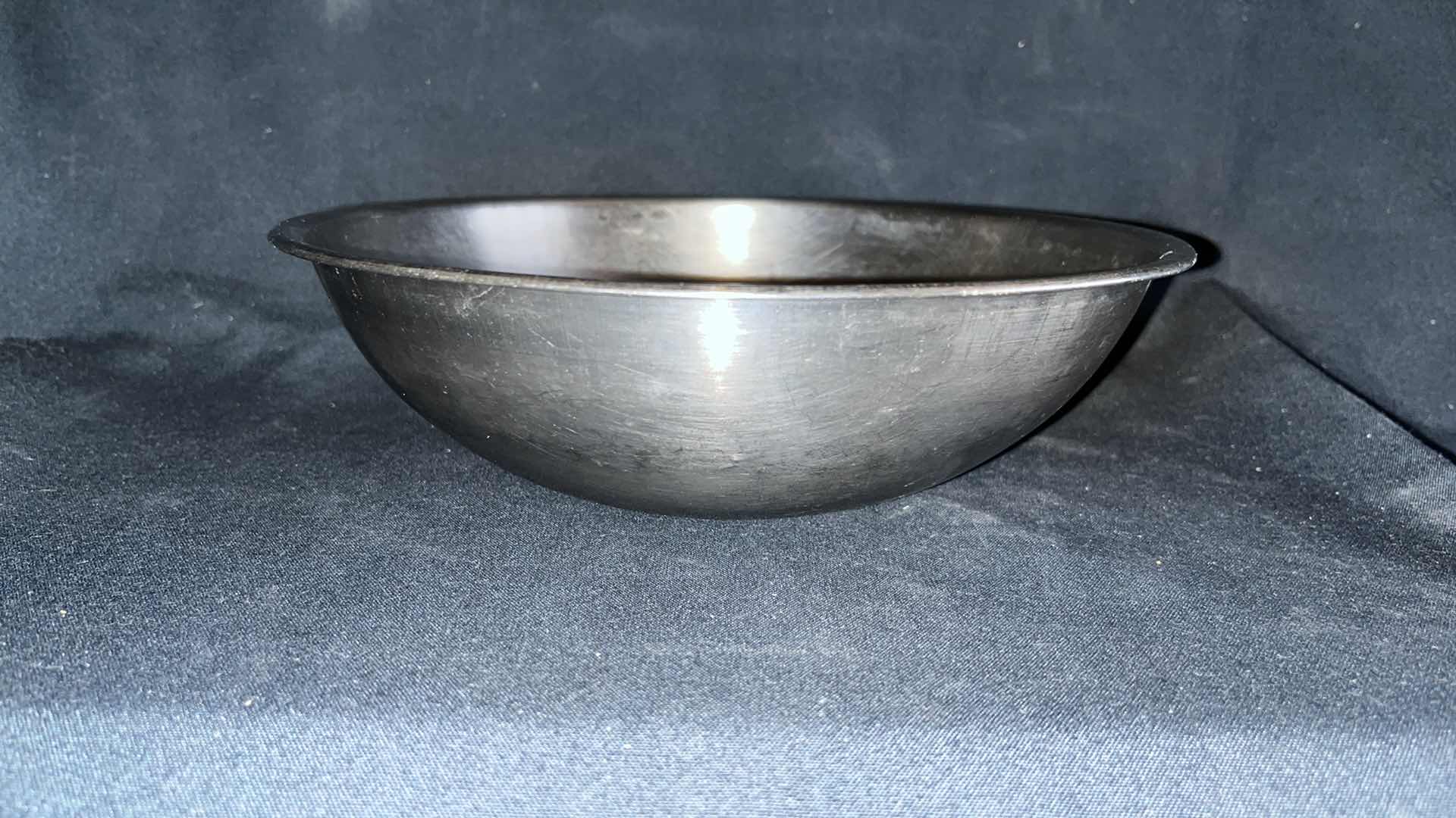 Photo 1 of STAINLESS STEEL MIXING BOWL 9” X 3” (3)