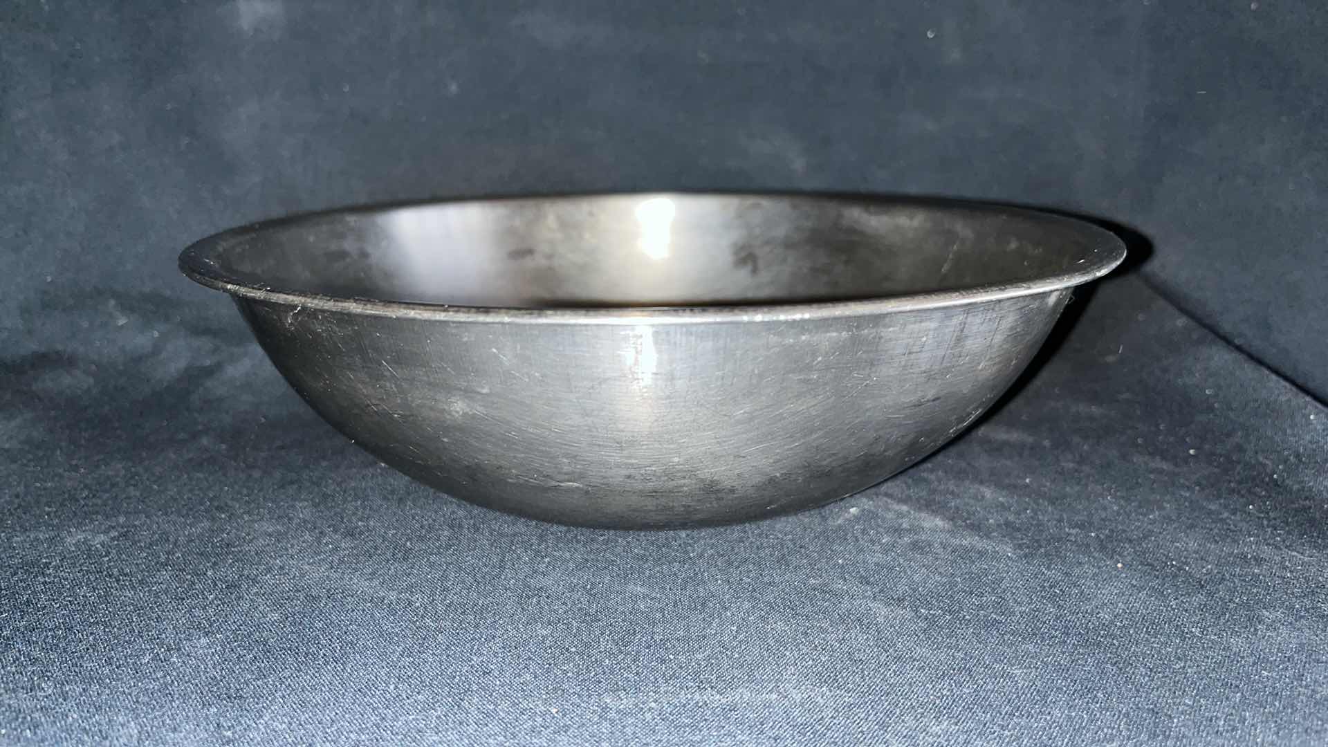 Photo 1 of STAINLESS STEEL MIXING BOWL 9” X 3” (3)