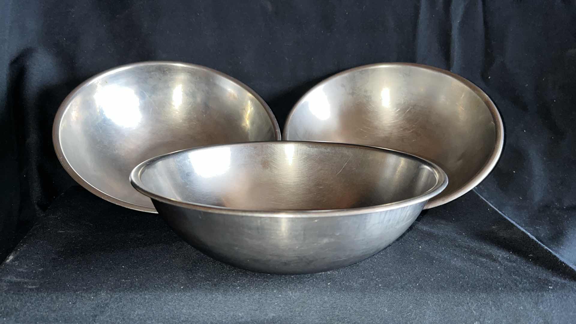 Photo 4 of STAINLESS STEEL MIXING BOWL 9” X 3” (3)