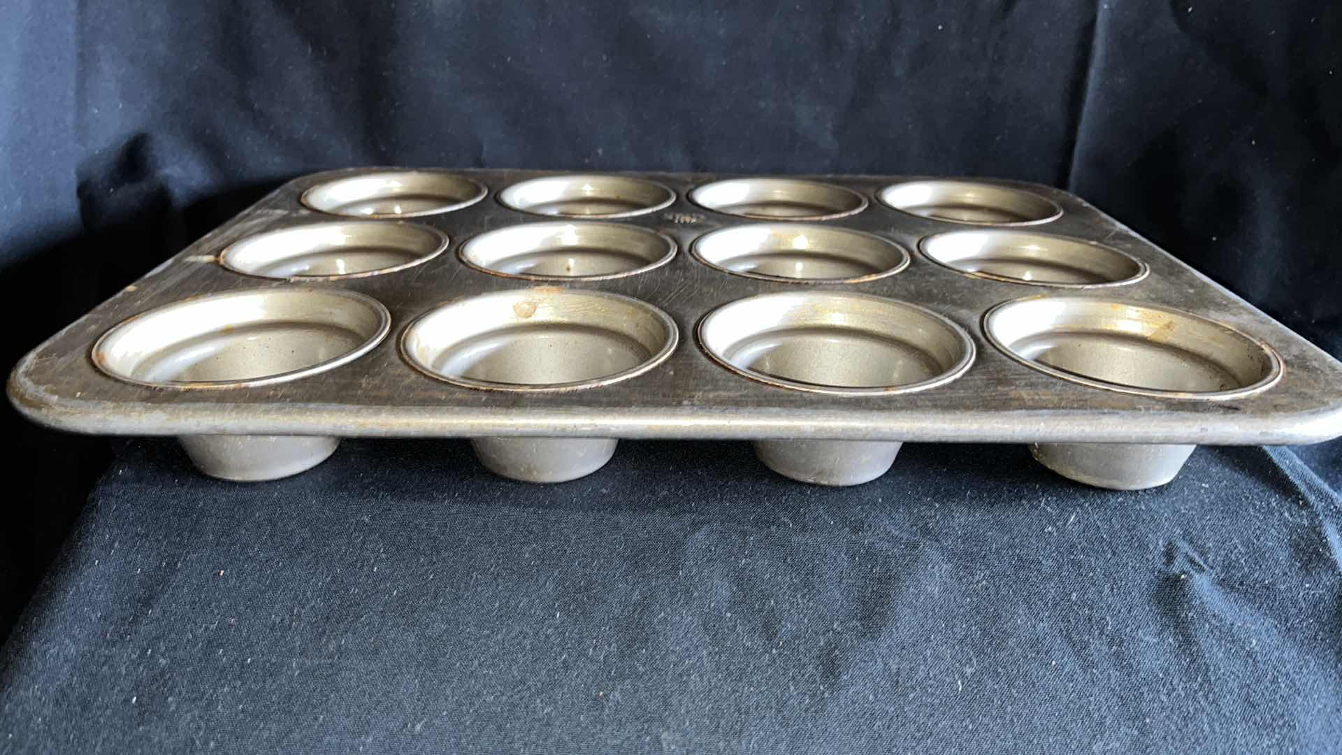 Photo 1 of CHICAGO METALLIC 44355 LARGE CROWN MUFFIN PAN 18” X 13.5” (1)