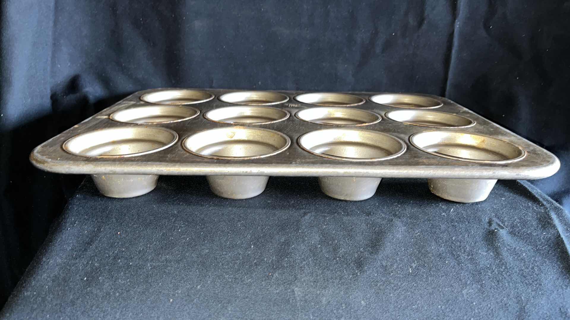 Photo 1 of CHICAGO METALLIC 44355 LARGE CROWN MUFFIN PAN 18” X 13.5” (1)