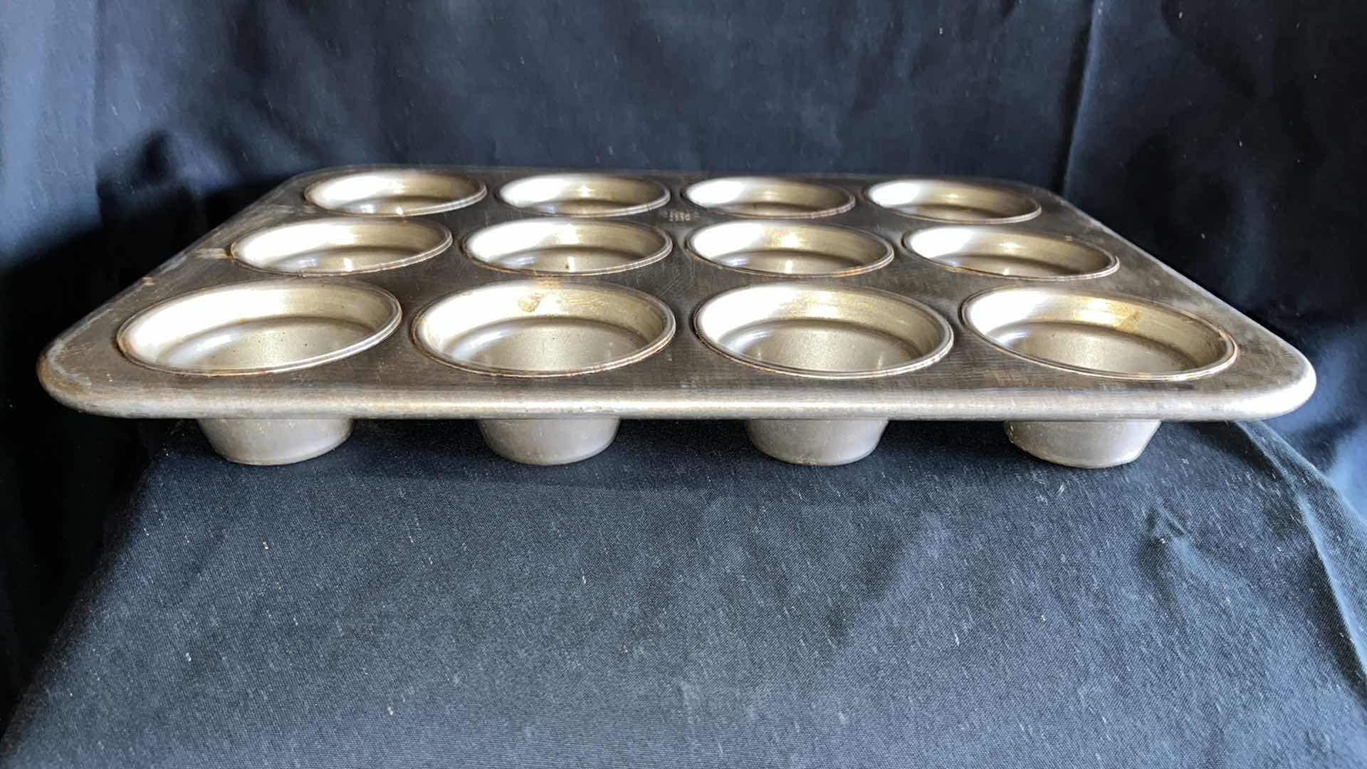 Photo 1 of CHICAGO METALLIC 44355 LARGE CROWN MUFFIN PAN 18” X 13.5” (1)