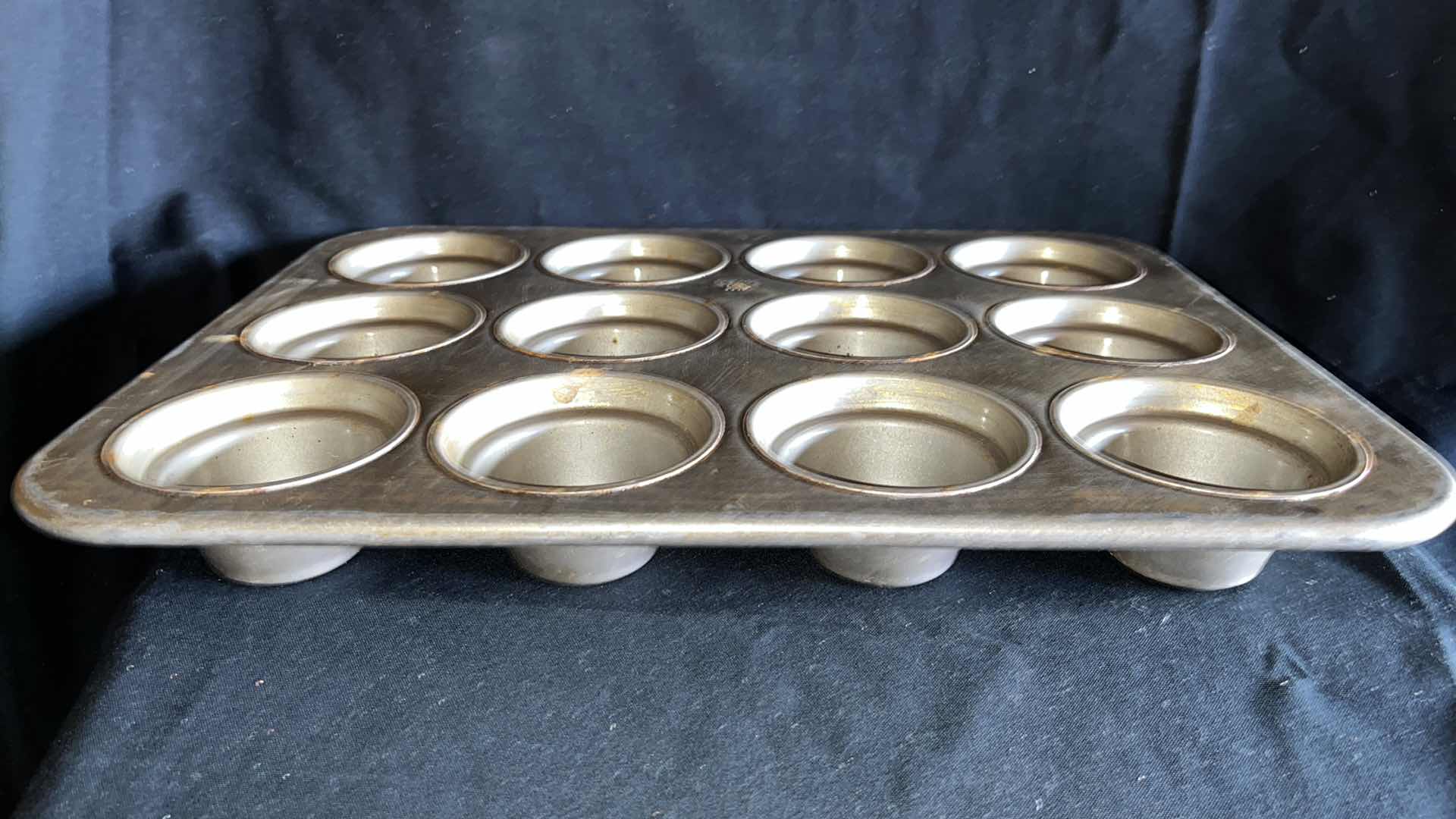 Photo 1 of CHICAGO METALLIC 44355 LARGE CROWN MUFFIN PAN 18” X 13.5” (1)