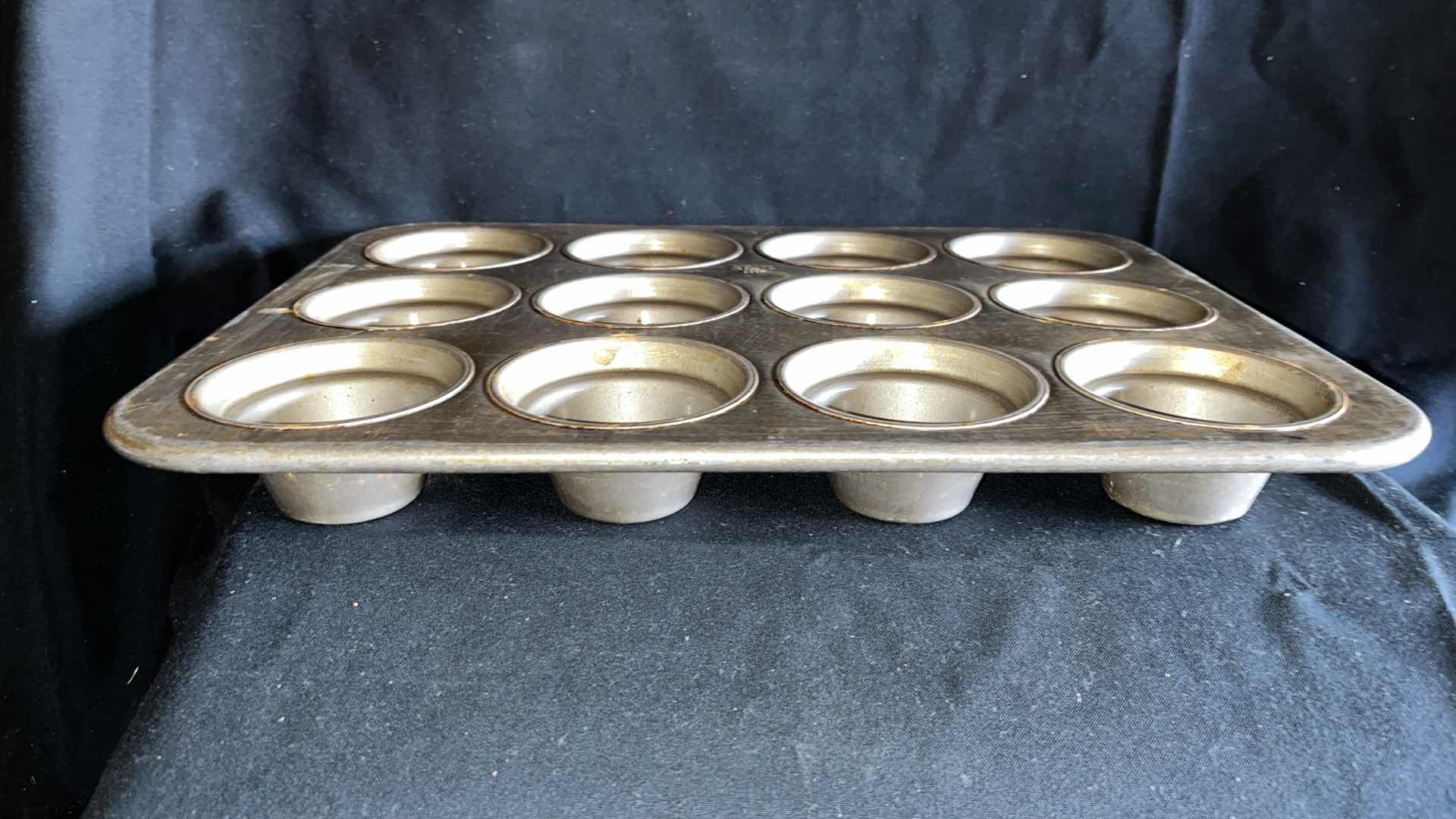 Photo 1 of CHICAGO METALLIC 44355 LARGE CROWN MUFFIN PAN 18” X 13.5” (1)