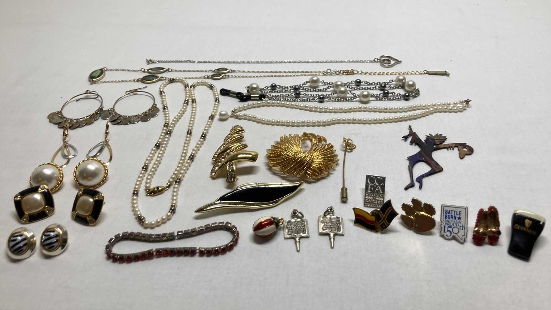 Photo 1 of VINTAGE JEWELRY & BROOCHES W COSTUME JEWELRY