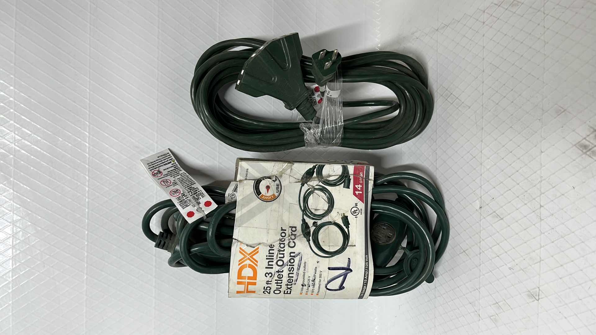 Photo 1 of HDX 25 FT 3 INLINE OUTLET OUTDOOR EXTENSION CORD 14 GAUGE & 25 FT 3-SOCKET EXTENSION CORD