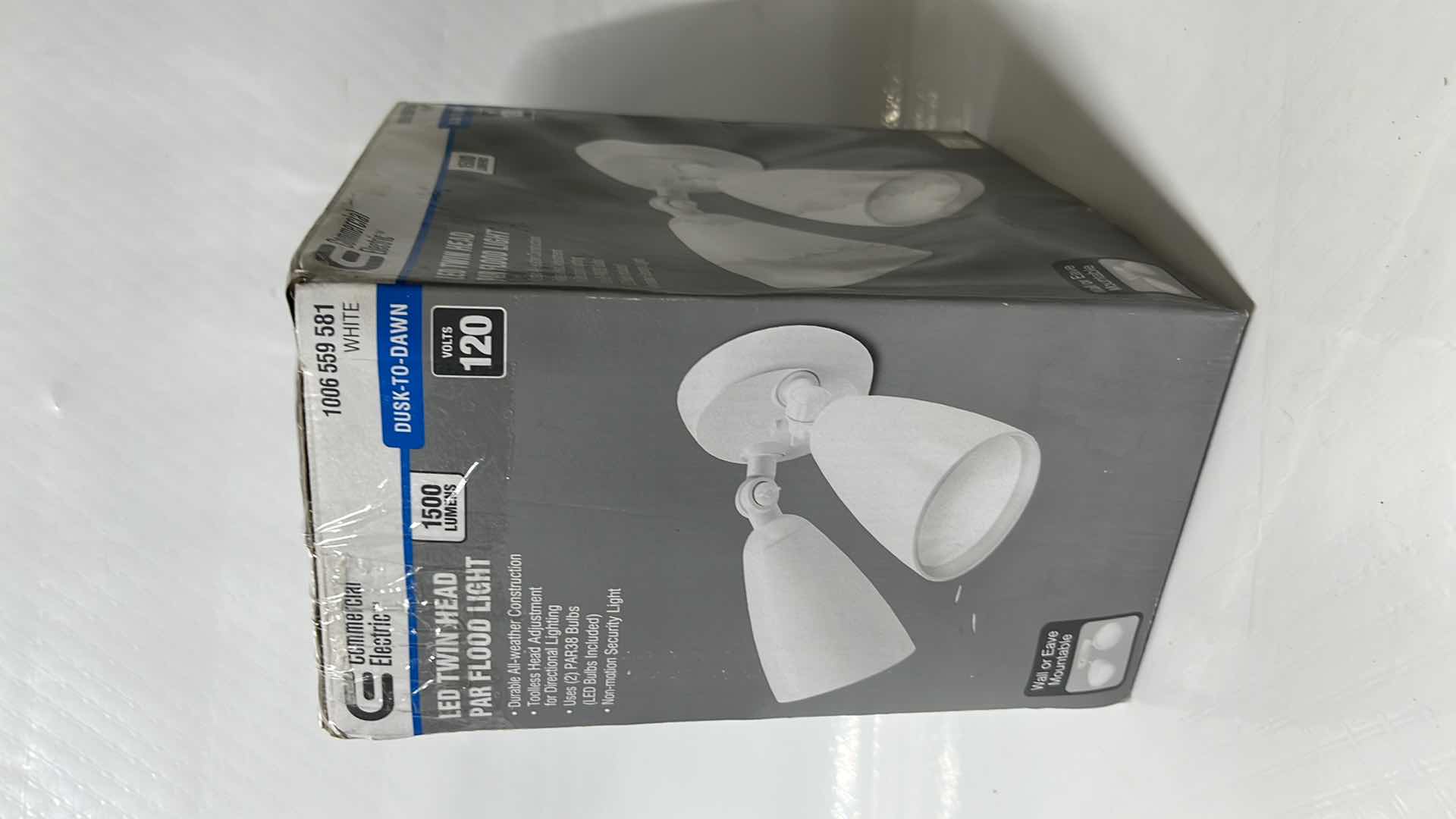 Photo 4 of COMMERCIAL ELECTRIC LED TWIN HEAD PAR FLOOD LIGHT, WALL/EAVE MOUNTABLE, 1500 LUMENS, WHITE FINISH (1006 559 581)