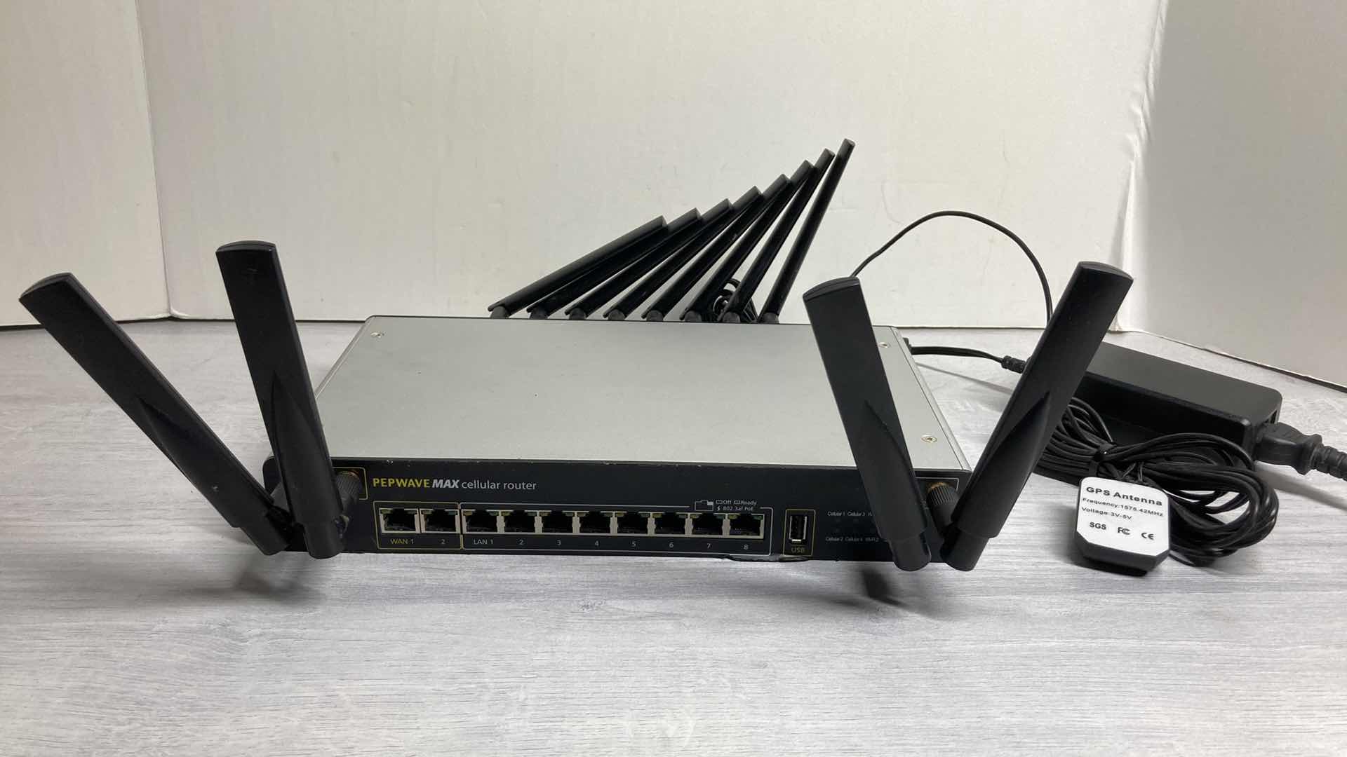 Photo 1 of $6000 PEPWAVE MAX CELLAR ROUTER MODEL MAX-HD4-LTE-US-T W GPS ANTENNA & PEPLINK ANTENNAS