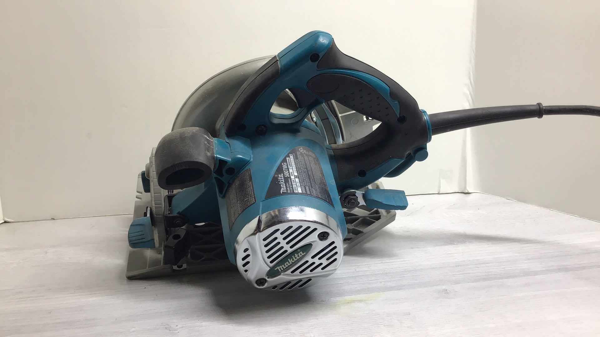 Photo 2 of MAKITA 5007MG 7-1/4” MAGNESIUM CIRCULAR SAW