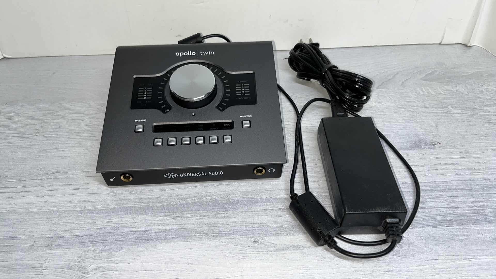 Photo 2 of UNIVERSAL AUDIO APOLLO TWIN MKII DUO HERITAGE EDITION THUNDERBOLT 2 AUDIO INTERFACE