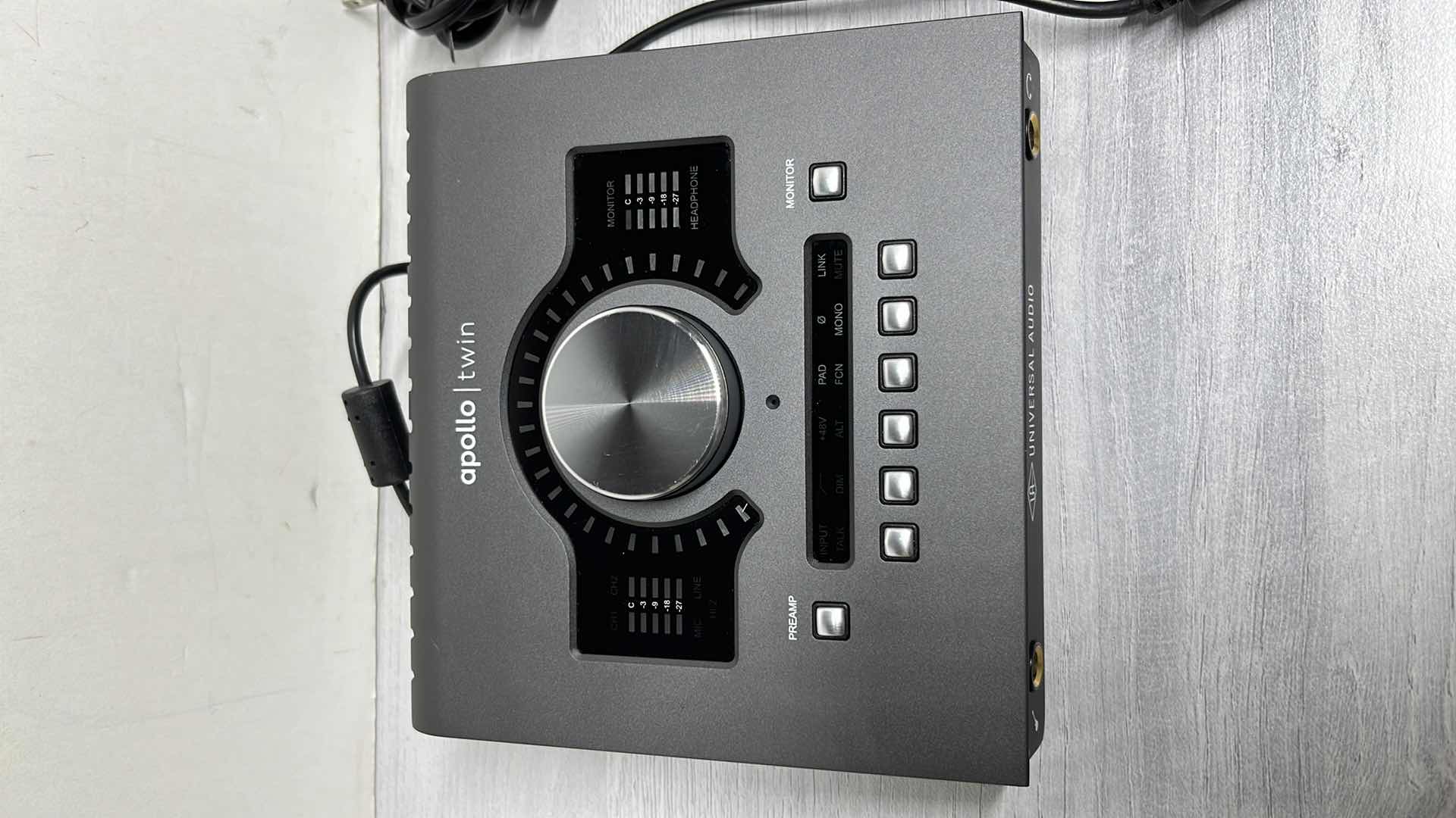 Photo 3 of UNIVERSAL AUDIO APOLLO TWIN MKII DUO HERITAGE EDITION THUNDERBOLT 2 AUDIO INTERFACE