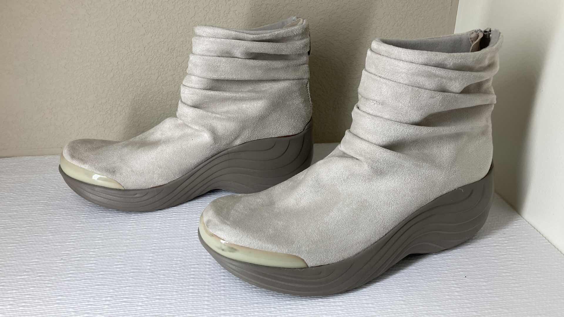 Photo 14 of GUESS TAN FUR TOP SUEDE BOOTS MENS SIZE 7.5 & BZEES LIGHT GRAY POLYESTER BOOTS WOMENS SIZE 8