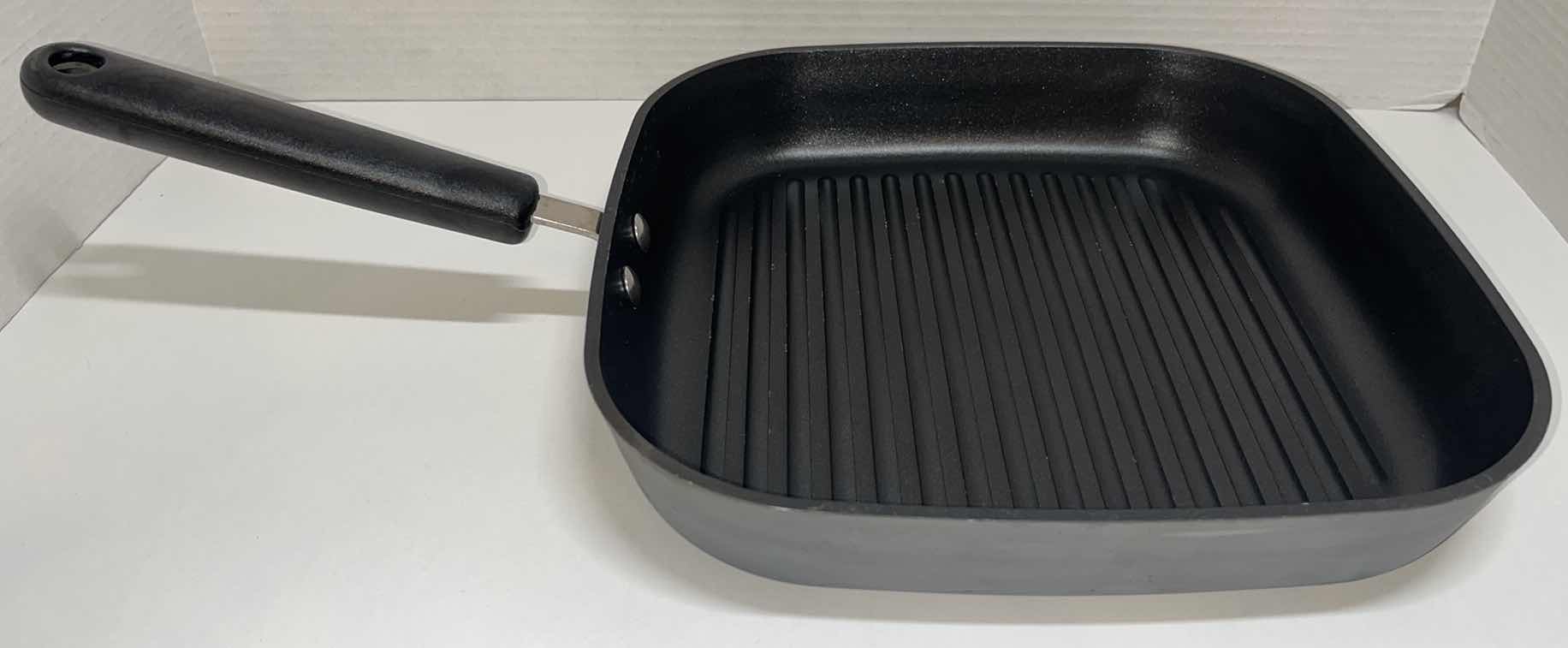 Photo 2 of PAMPERED CHEF 10.5” NON-STICK SQUARE GRILL PAN & ECOLUTION 11” SQUARE NON-STICK FLAT GRIDDLE PAN