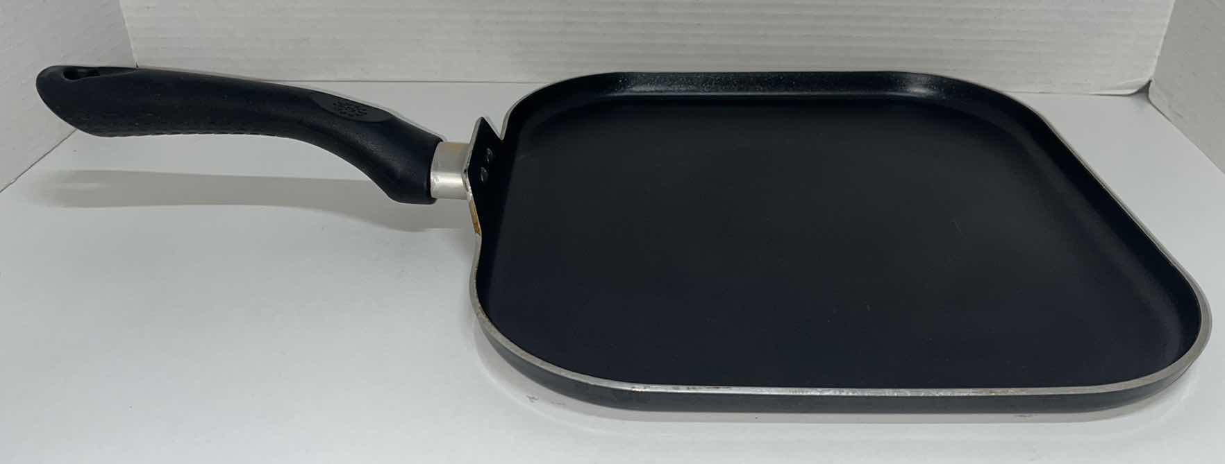 Photo 5 of PAMPERED CHEF 10.5” NON-STICK SQUARE GRILL PAN & ECOLUTION 11” SQUARE NON-STICK FLAT GRIDDLE PAN