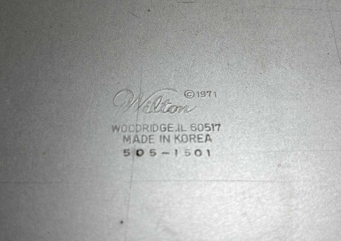 Photo 4 of CUPCAKE PAN 24 CT (1) & WILTON ALUMINUM 16” X 11.75” CAKE PAN (1)