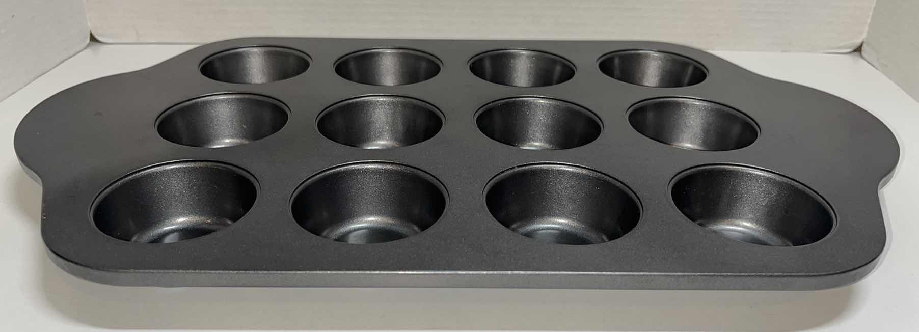 Photo 3 of CUPCAKE CARRIER W 12 CT CUPCAKE PAN