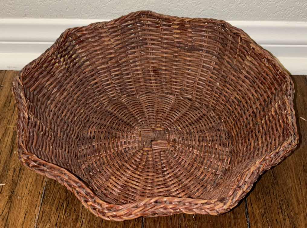 Photo 5 of VARIOUS WICKER BASKETS (5)