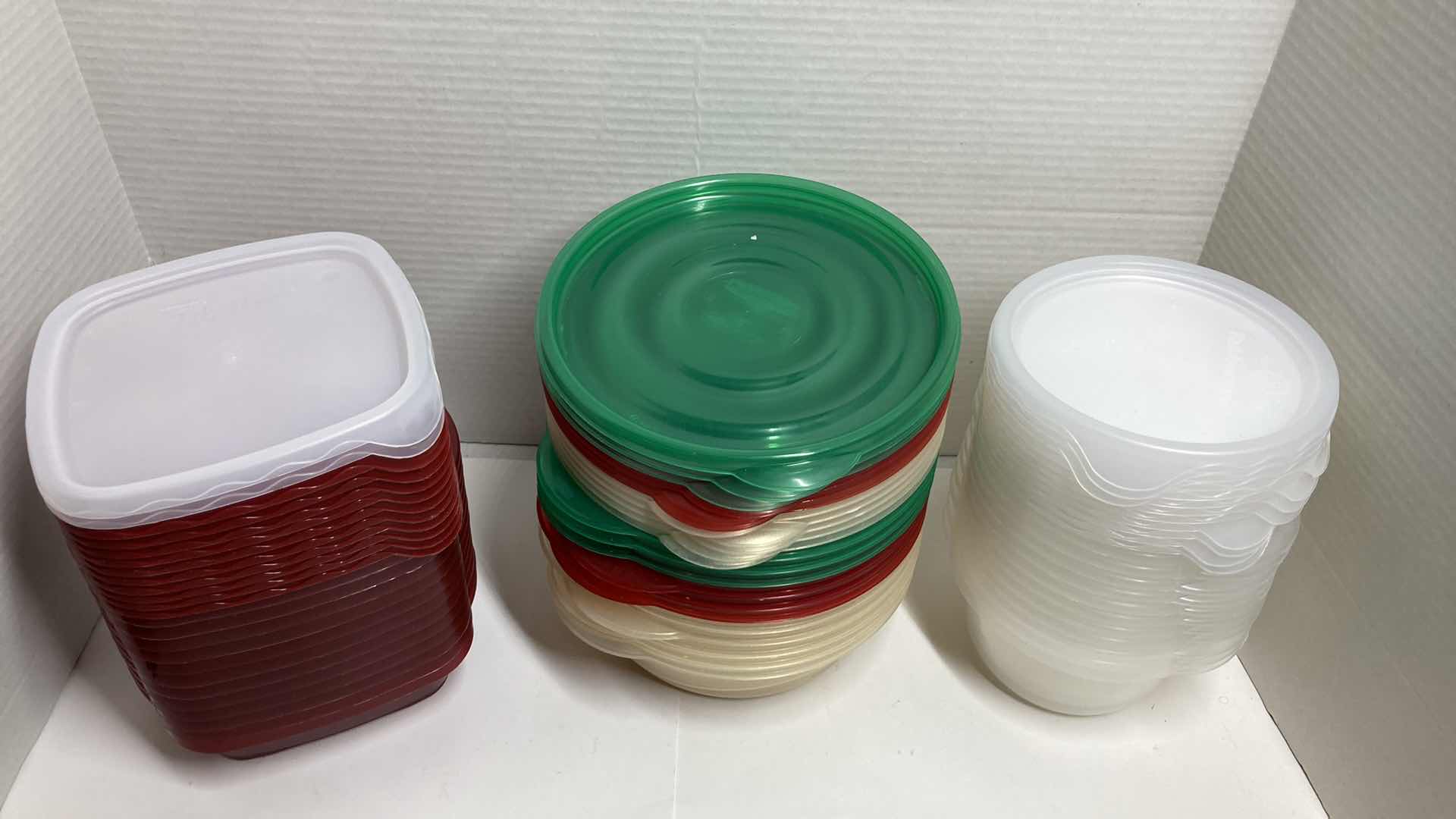 Photo 2 of RUBBERMAID FOOD STORAGE CONTAINERS W LIDS (34)