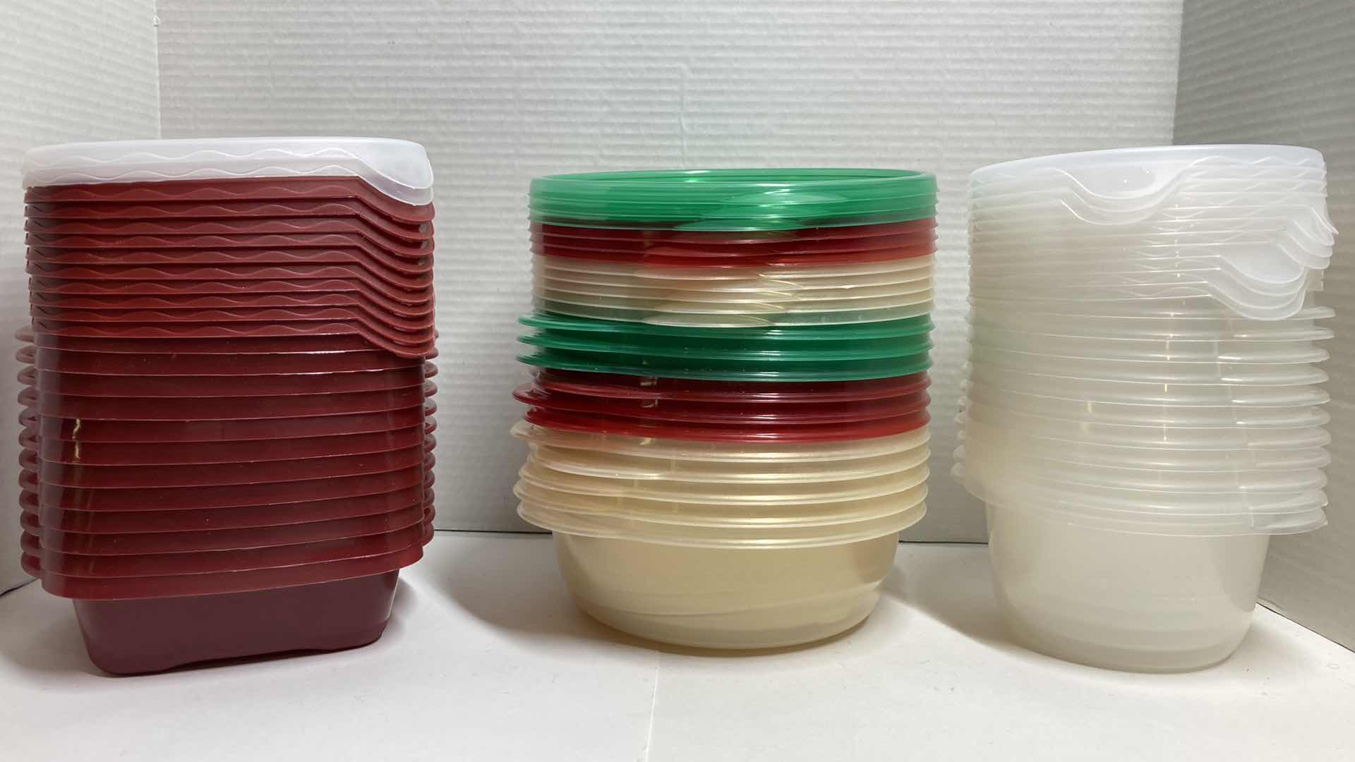 Photo 1 of RUBBERMAID FOOD STORAGE CONTAINERS W LIDS (34)