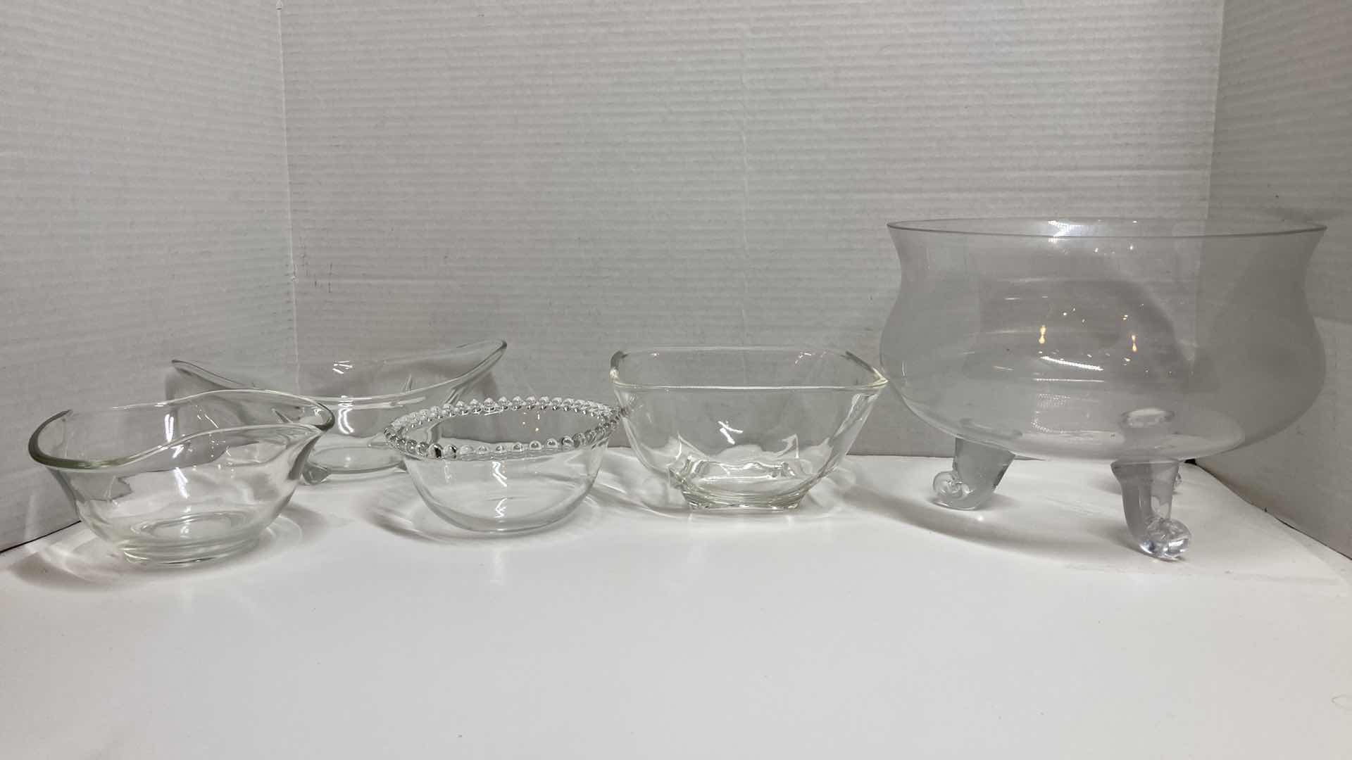 Photo 3 of CLEAR GLASS BOWLS (5)