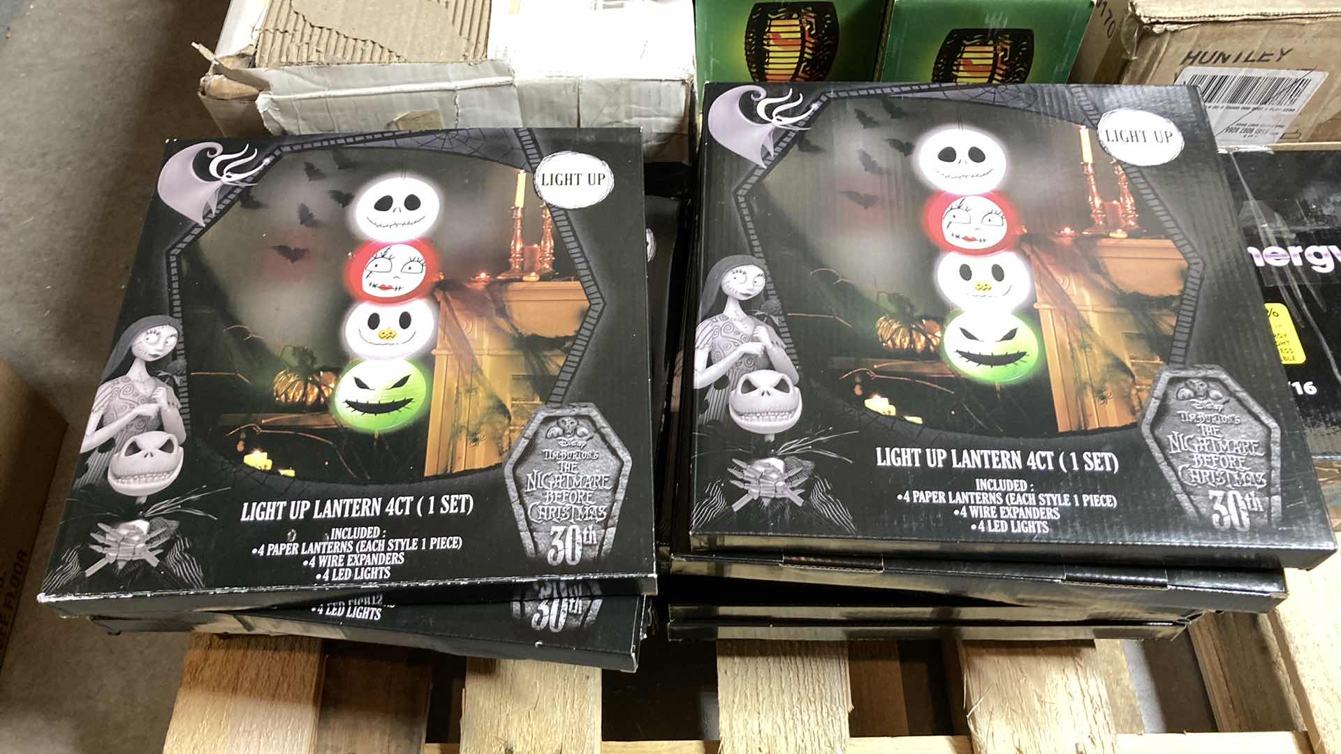 Photo 3 of HOUSEHOLD LIGHTING, LIGHT BULBS & HALLOWEEN LANTERNS ON PALLET (APPROX 30 ITEMS) 