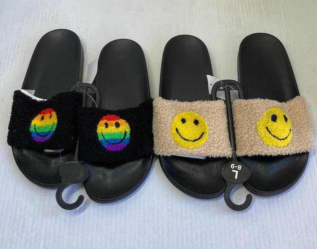 Photo 3 of NEW CARIBBEAN CARTEL SANDALS WEST LOOP SMILEY FACE SANDALS (2) MENS SIZE M 8-9