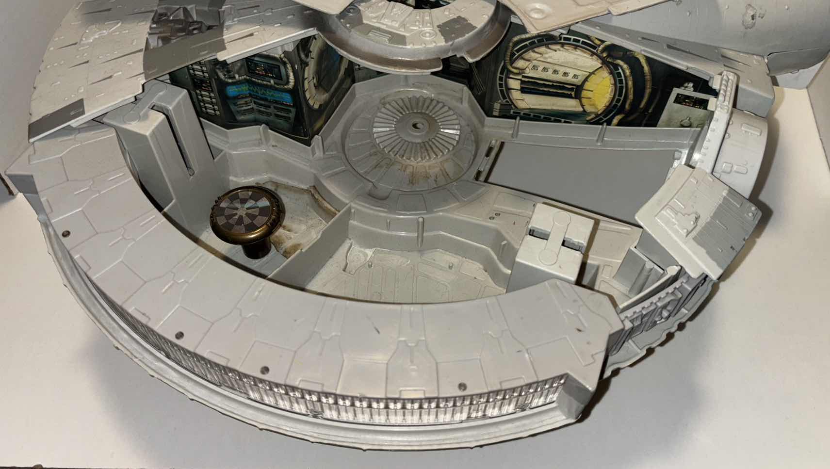 Photo 4 of $100 PRE-OWNED HASBRO 2004 STAR WARS ORIGINAL TRILOGY COLLECTION MILLENNIUM FALCON