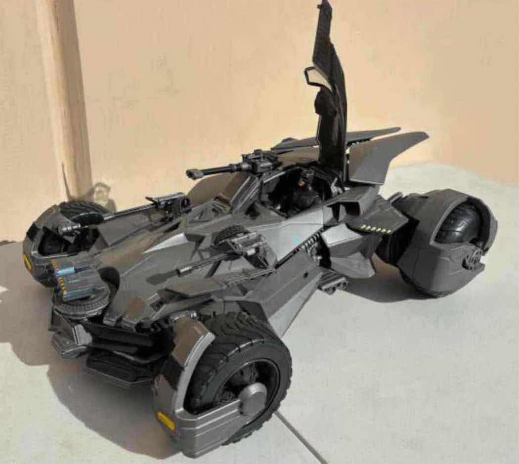 Photo 5 of $600 2017 JUSTICE LEAGUE ULTIMATE BATMOBILE VEHICLE*** W 6” BATMAN FIGURE, INTERACTIVE CONTROL W SMART PHONE APP & DRIVERS POV CAMERA IN COCKPIT, AUTHENTIC ENGINE SOUNDS & SMOKE RELEASES FROM EXHAUST PIPE (MODEL FKM40)
***APP IS NO LONGER IN SERVICE, THIS