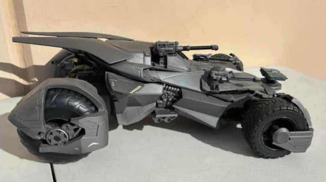 Photo 3 of $600 2017 JUSTICE LEAGUE ULTIMATE BATMOBILE VEHICLE*** W 6” BATMAN FIGURE, INTERACTIVE CONTROL W SMART PHONE APP & DRIVERS POV CAMERA IN COCKPIT, AUTHENTIC ENGINE SOUNDS & SMOKE RELEASES FROM EXHAUST PIPE (MODEL FKM40)
***APP IS NO LONGER IN SERVICE, THIS