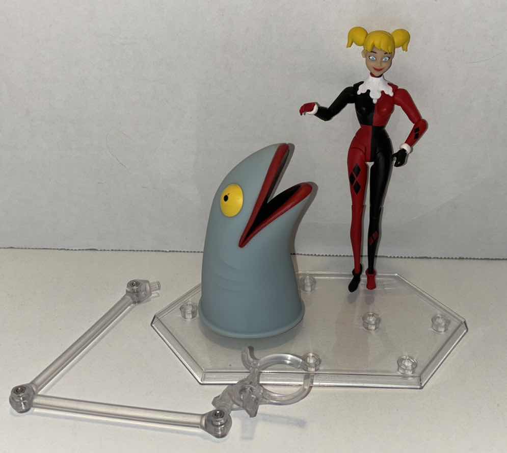 Photo 3 of (DISPLAY MODEL) 2018 DC COLLECTIBLES BATMAN THE ANIMATED SERIES 5.25” HARLEY QUINN ACTION FIGURE & EXPRESSIONS PACK W BASE STAND (COMPLETE)