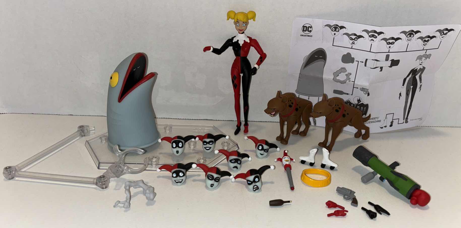 Photo 2 of (DISPLAY MODEL) 2018 DC COLLECTIBLES BATMAN THE ANIMATED SERIES 5.25” HARLEY QUINN ACTION FIGURE & EXPRESSIONS PACK W BASE STAND (COMPLETE)