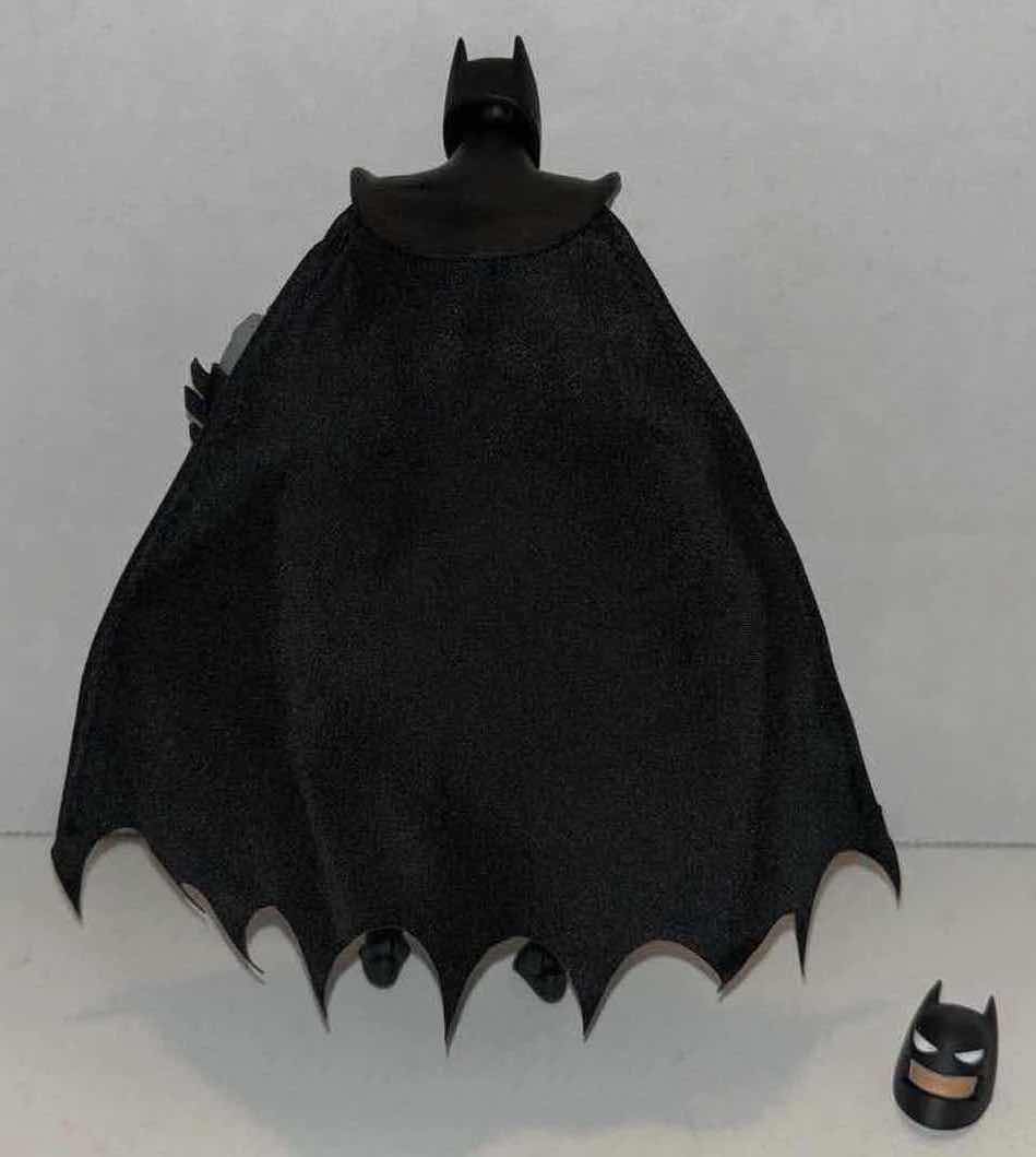 Photo 2 of DC DIRECT BATMAN THE ANIMATED SERIES BAT SIGNAL DELUXE 6.5” ACTION FIGURE W FABRIC WIRED CAPE