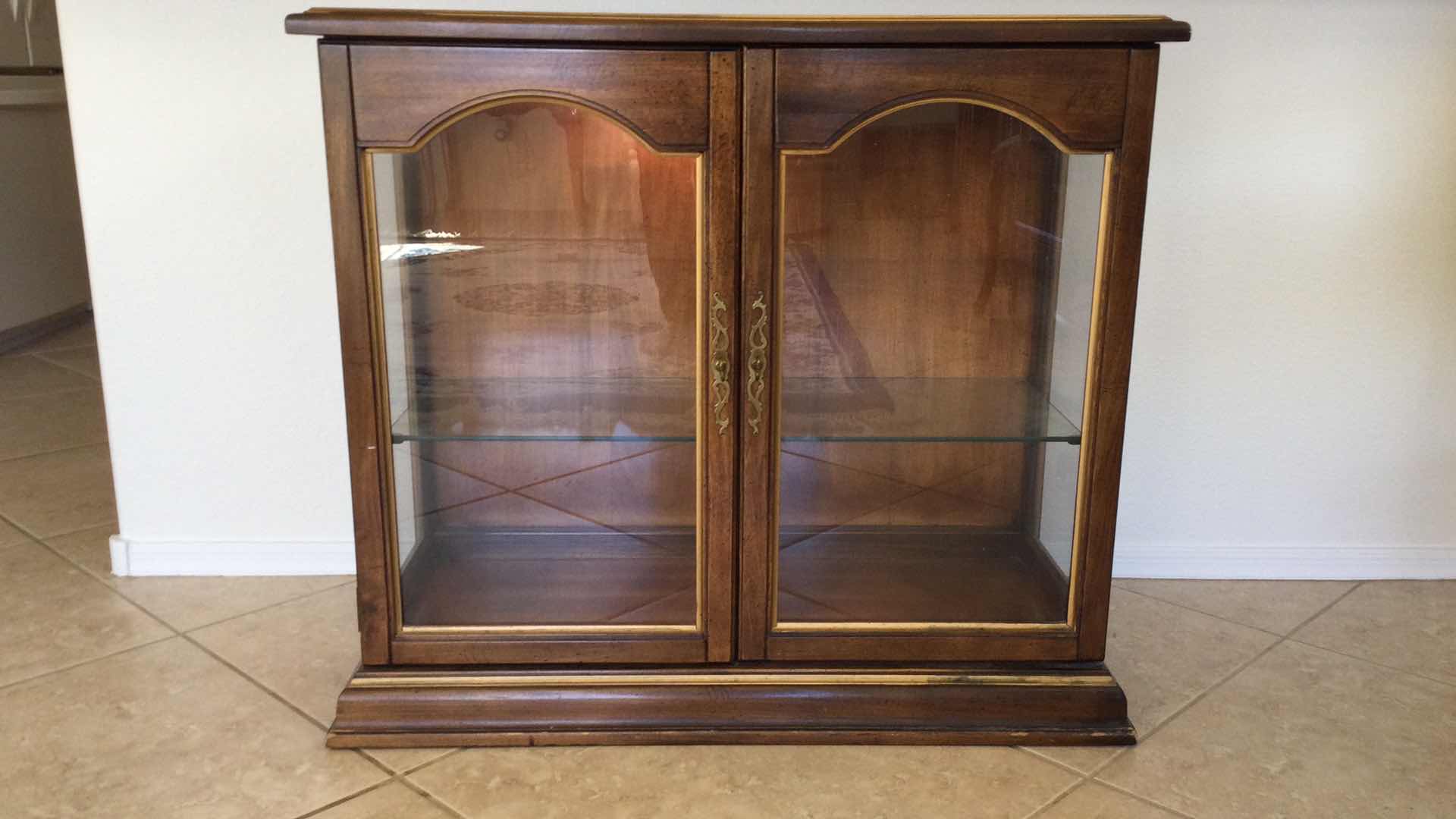 Photo 4 of VINTAGE WOOD W/ 2-GLASS DOORS & SHELF LIGHTED CURIO CABINET 33.5” X 13”H 31”