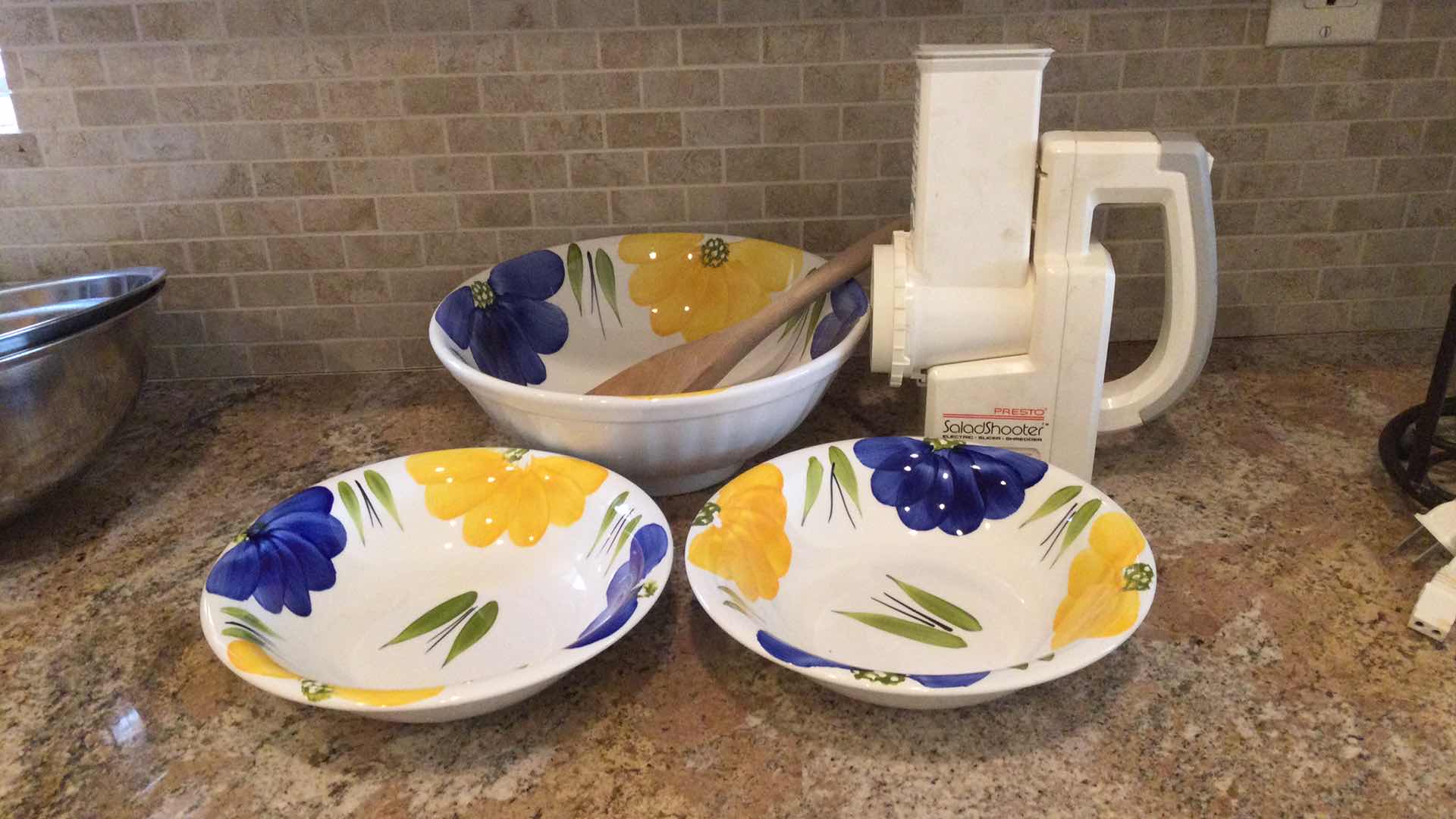 Photo 1 of SALAD SHOOTER W/SERVING BOWLS (TESTED)