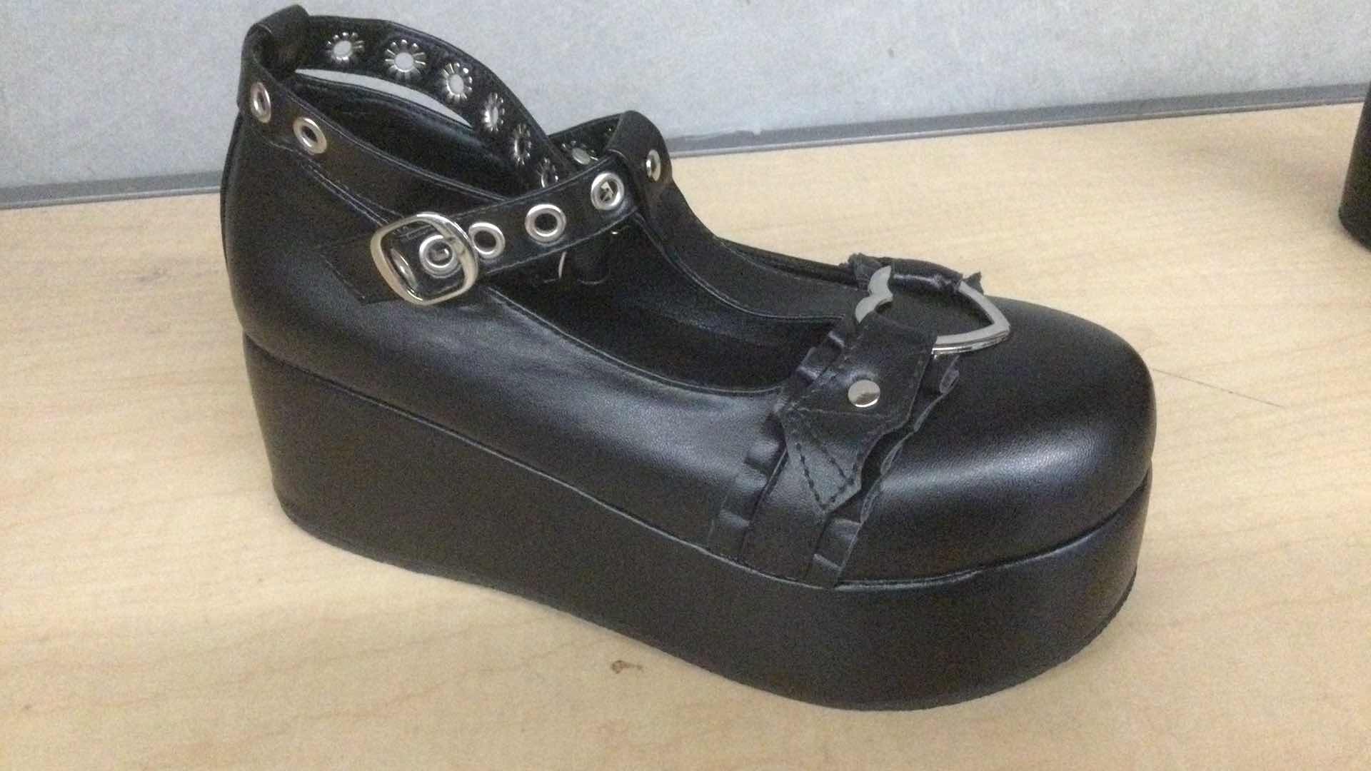 Photo 3 of NEW GIRLS BLACK WEDGE W/ METAL GROMMETS & HEART SHOES SIZE 3.5