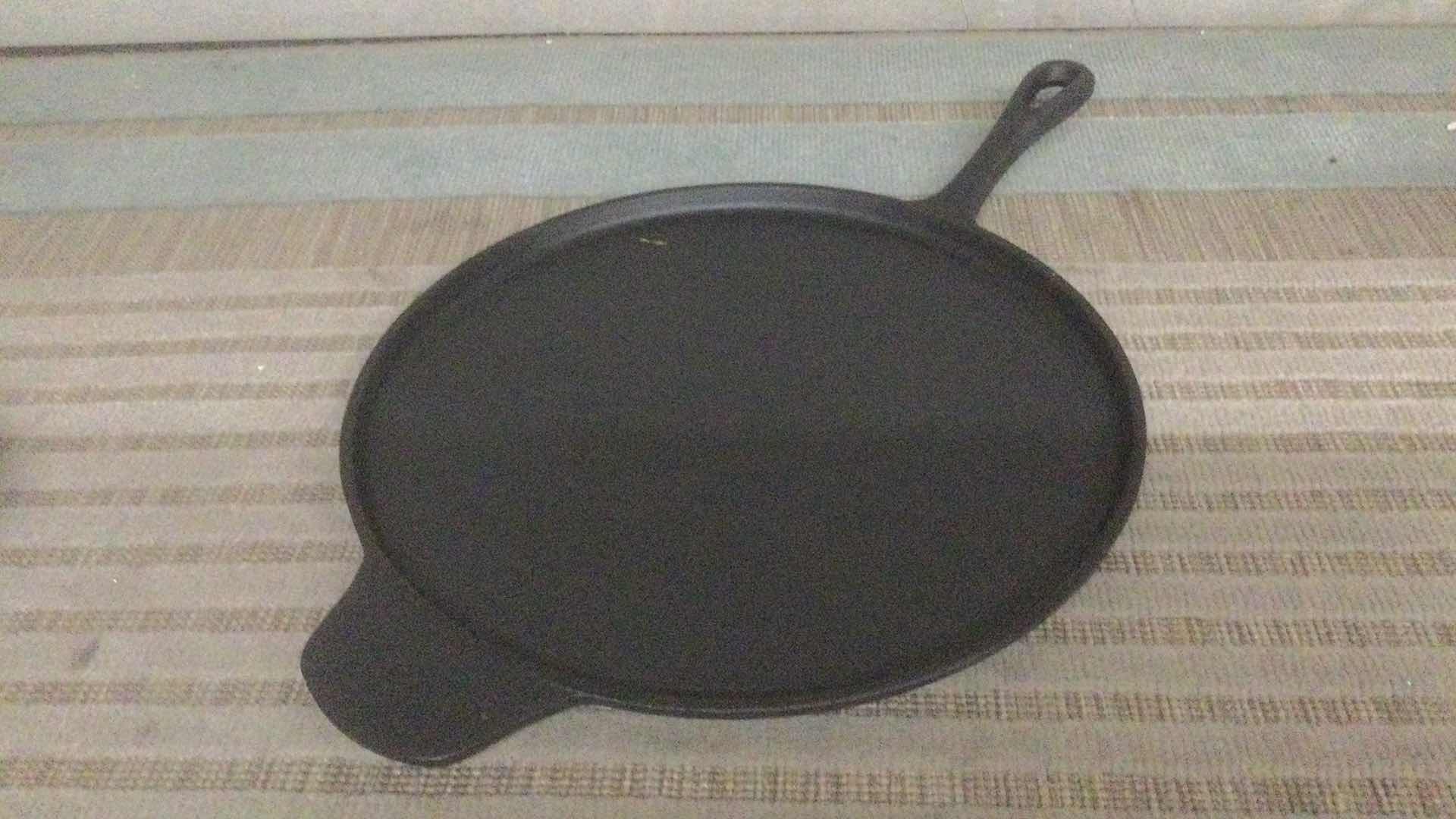 Photo 2 of LA CUISINE 11.8” CAST IRON CRÊPE/PIZZA PAN W/ MATTE BLACK ENAMEL COATING