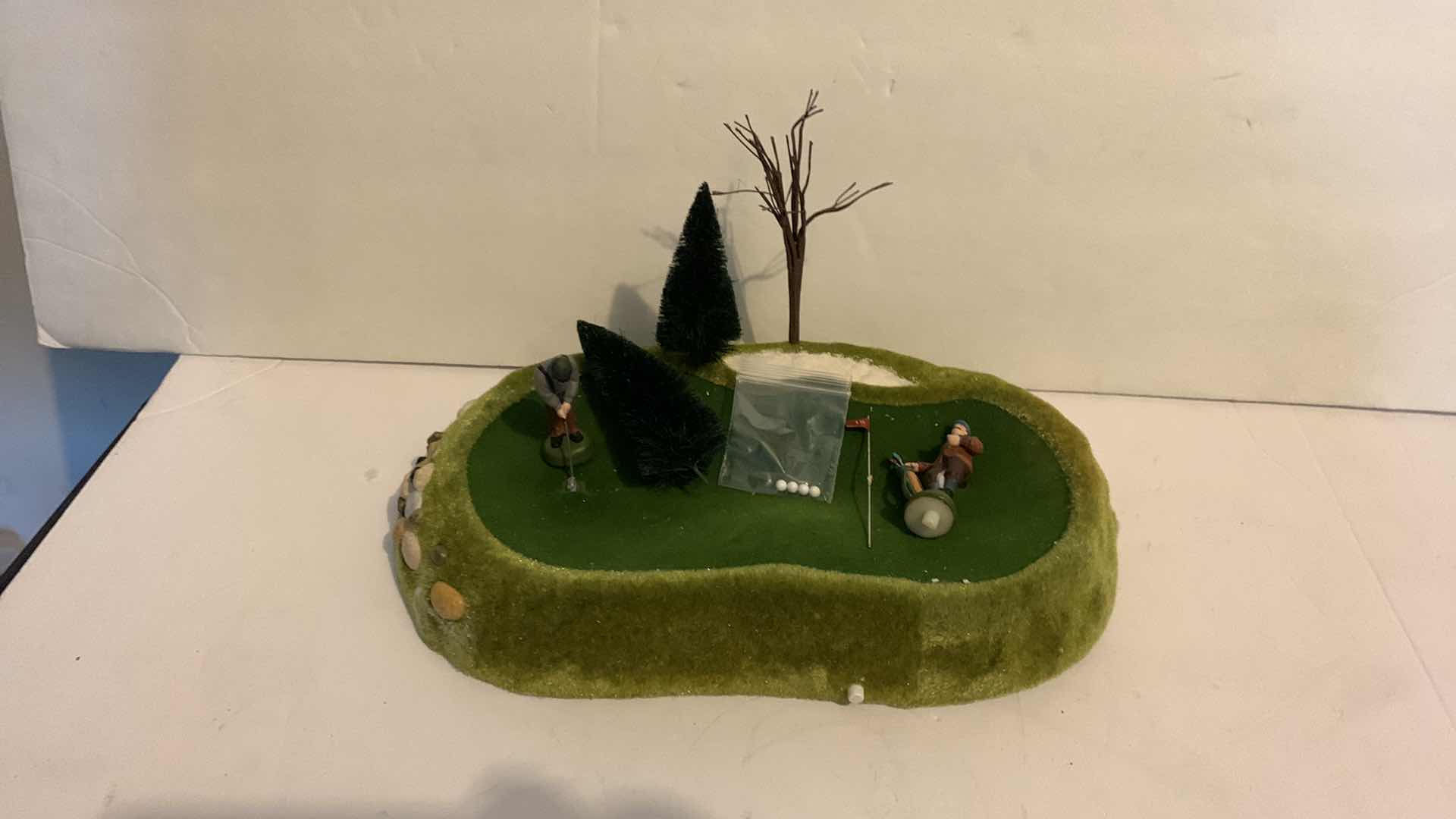 Photo 4 of DEPARTMENT 56 VILLAGE PERFECT PUTT ( HAS ALL PIECES)