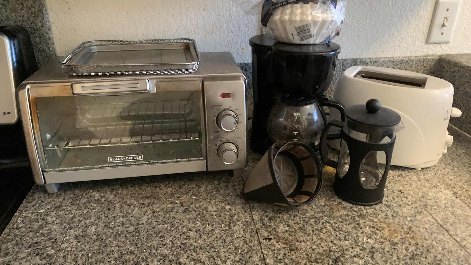 Photo 2 of APPLIANCES - TOASTER OVEN, COFFFE MAKER AND MORE (TESTED)