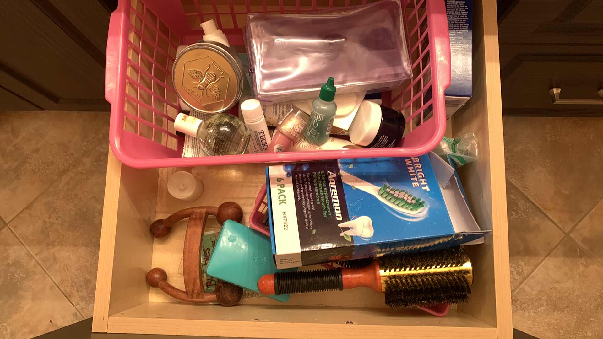 Photo 4 of CONTENTS OF BATHROOM DRAWER