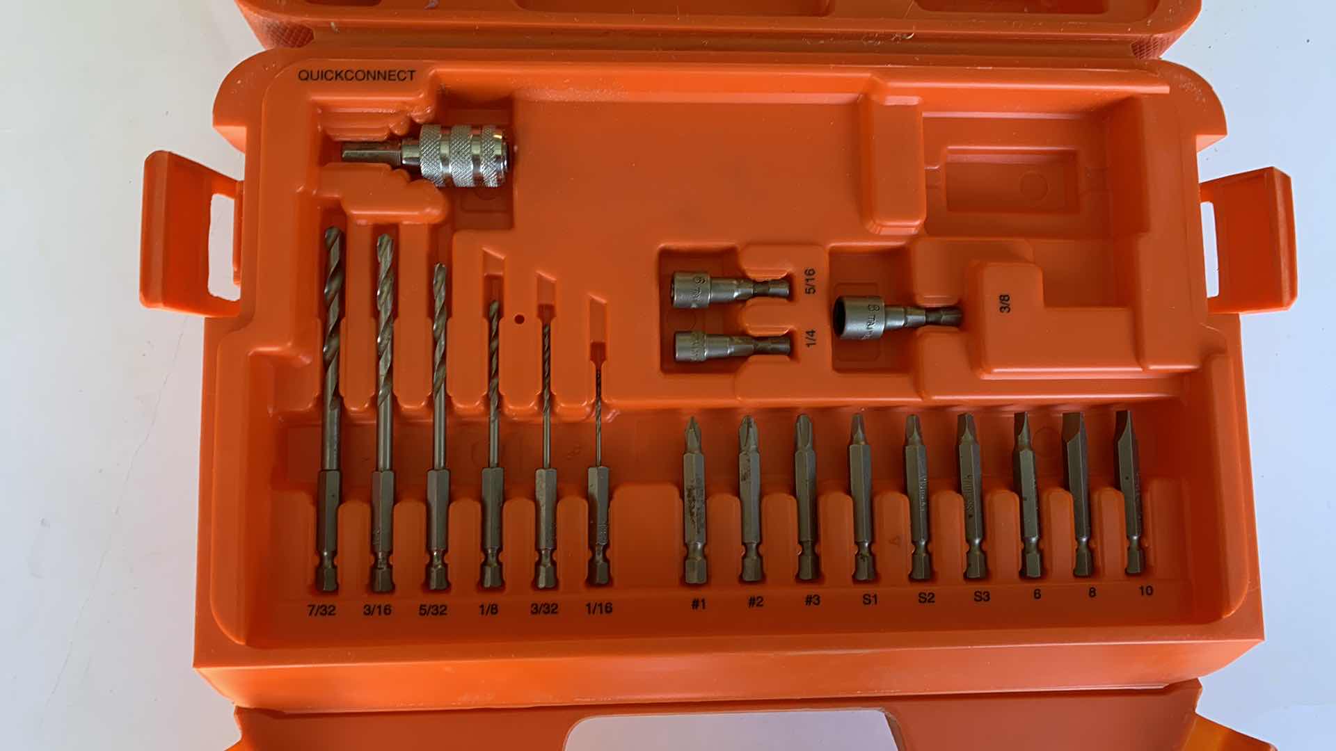 Photo 3 of BLACK AND DECKER ELECTRIC SCREWDRIVER WITH BITS
