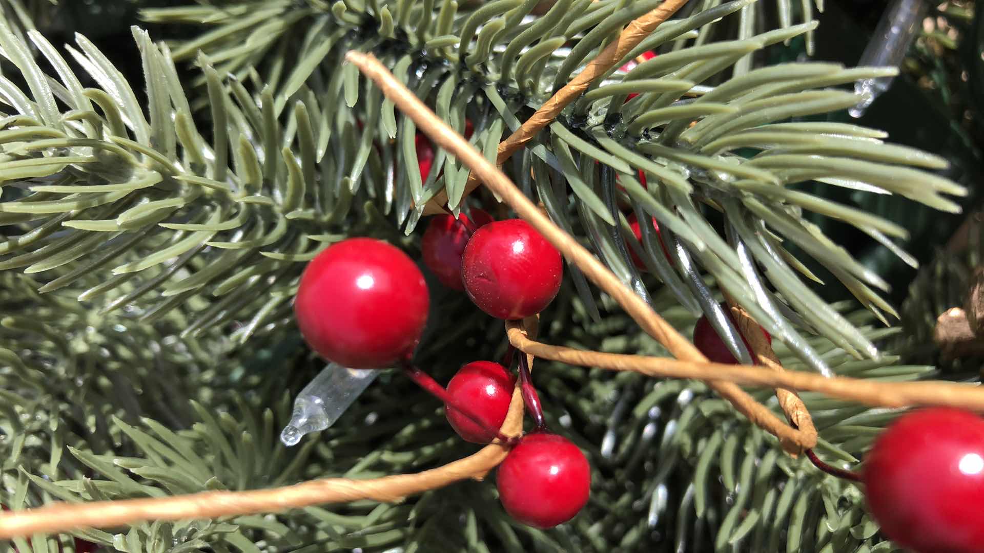 Photo 2 of BALSAM HILL VERMONT WHITE SPRUCE BORDEAUX WREATH WITH LIGHTS 26”