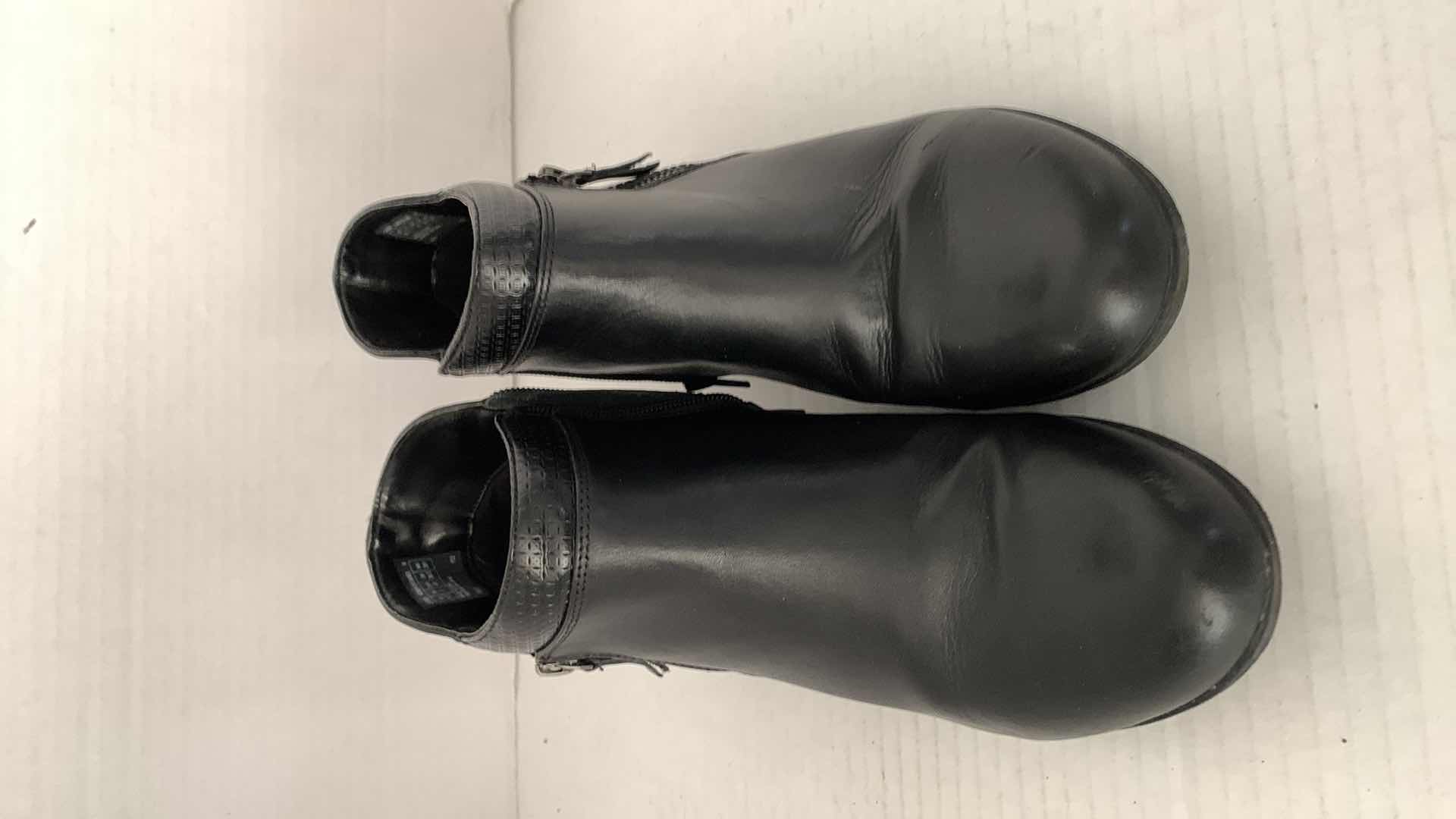 Photo 4 of 2-PAIRS OF WOMENS BOOTS MINA, AND ROCKPORT SIZE 9 & 9.5