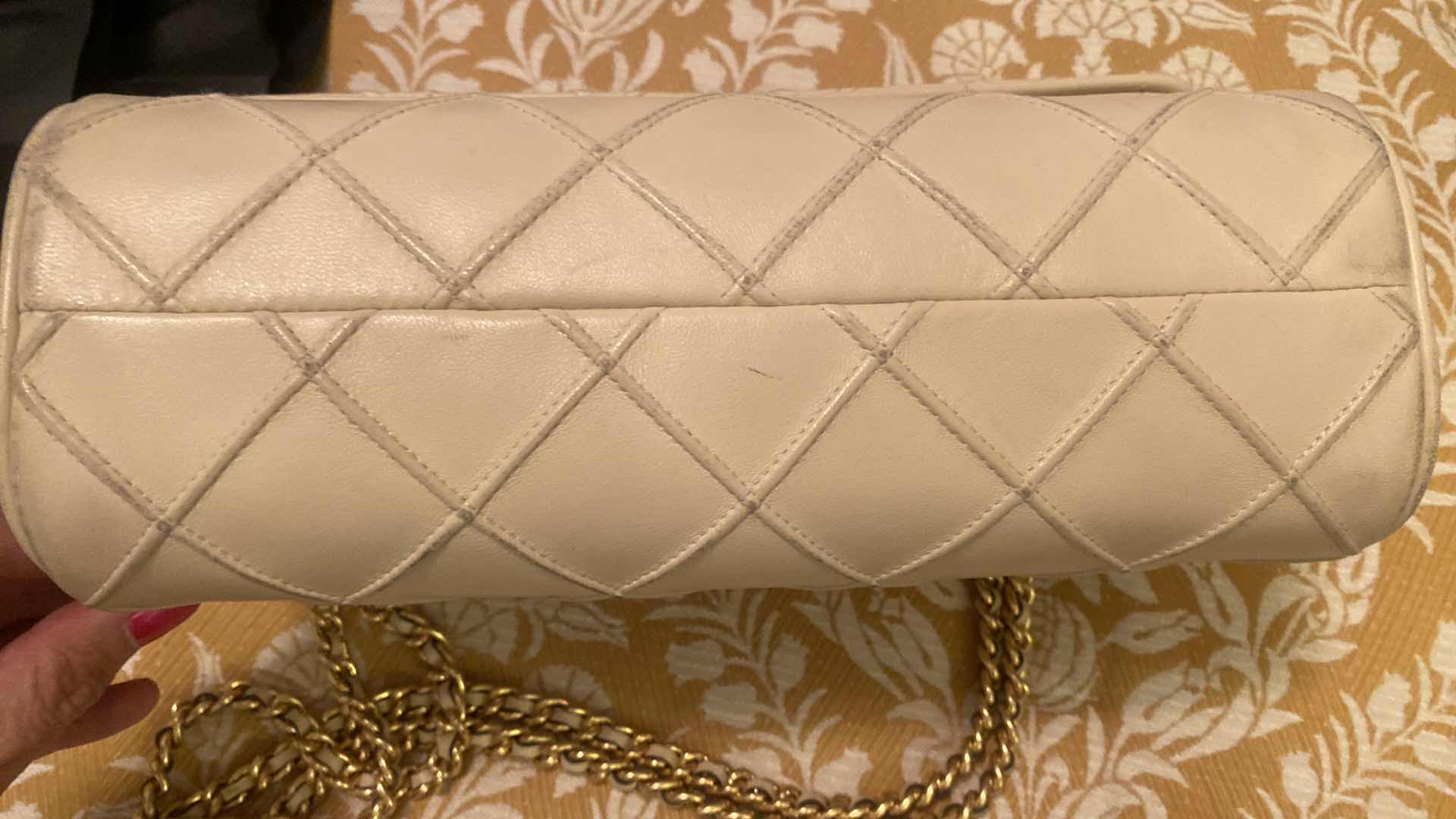 Photo 14 of  AUTHENTIC TORY BURCH WITH ORIGINAL TAG LARGE FLEMING SHOULDER BAG CREAM - SHOWS SOME WEAR INCLUDES DUST BAG