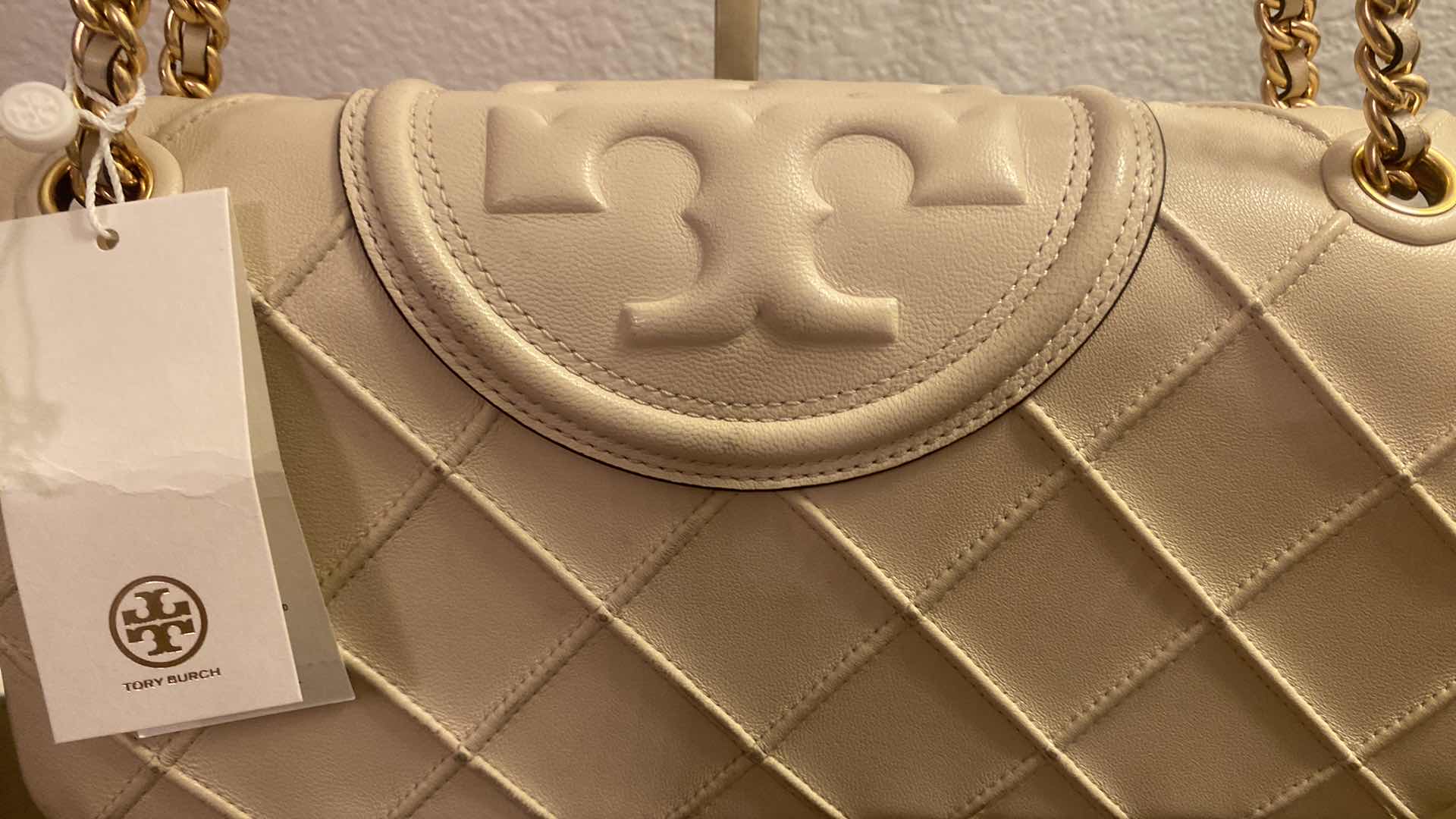 Photo 2 of  AUTHENTIC TORY BURCH WITH ORIGINAL TAG LARGE FLEMING SHOULDER BAG CREAM - SHOWS SOME WEAR INCLUDES DUST BAG